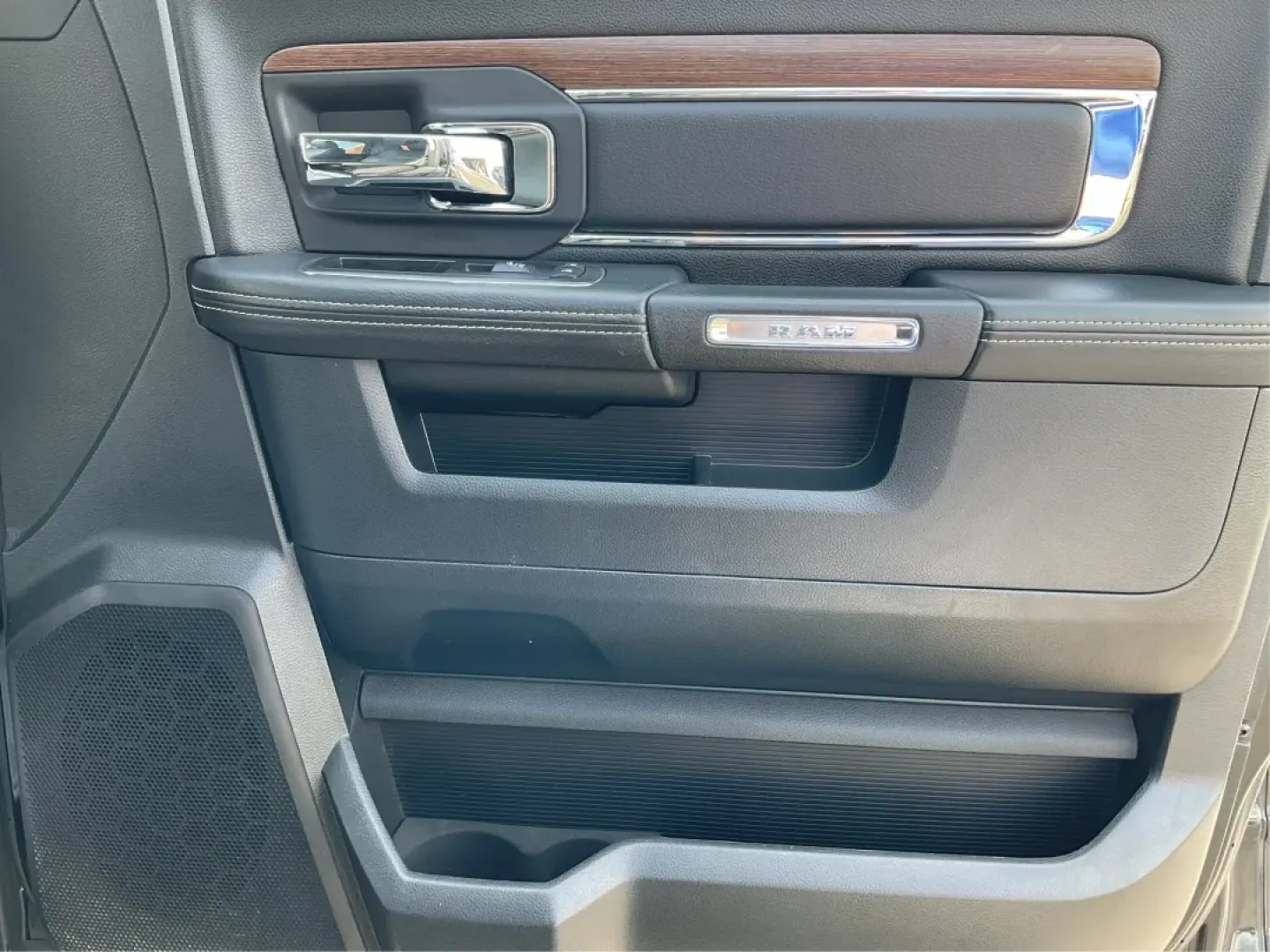 2015 Ram 1500 Laramie Crew Cab SWB 4WD (1C6RR7NT7FS) with an 5.7L V8 OHV 16V engine, 8-Speed Automatic transmission, located at 1951 S Dayton Lakeview Rd., New Carlisle, OH, 45344, (937) 908-9800, 39.890999, -84.050255 - **Unlock Your Weekend Adventures with the 2015 Ram 1500 Laramie Crew Cab 4WD at Jamestown Auto Sales!**<br /> <br /> Are you ready to elevate your lifestyle with a vehicle that combines power, comfort, and versatility? Look no further than this 2015 Ram 1500 Laramie Crew Cab SWB, the ultimate truck - Photo#20