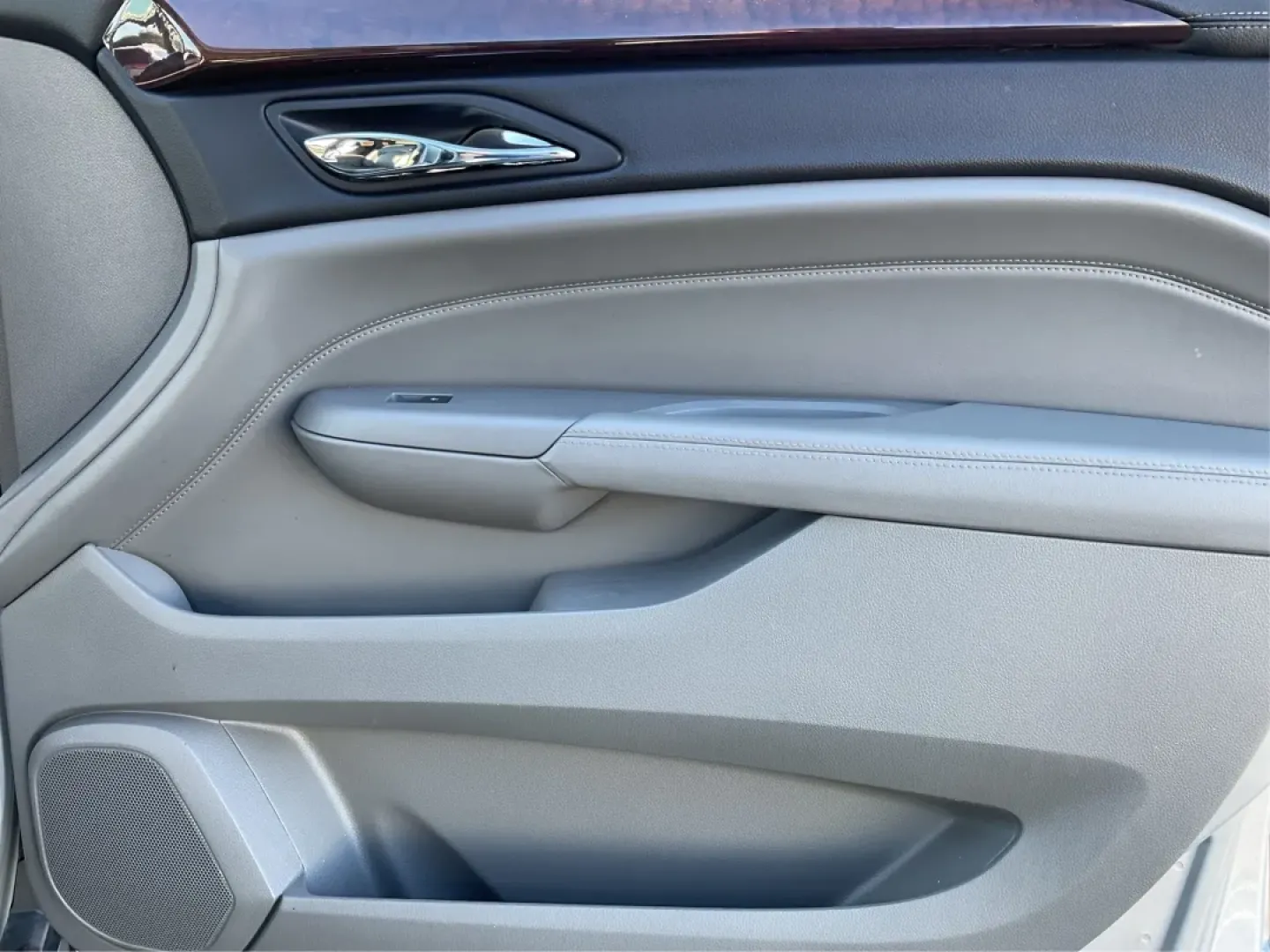 2010 Cadillac SRX Premium Collection AWD (3GYFNFEY7AS) with an 3.0L V6 DOHC 24V engine, 6-Speed Automatic transmission, located at 401 Woodman Dr, Riverside, OH, 45431, (937) 908-9800, 39.760899, -84.123421 - **Elevate Your Driving Experience with the 2010 Cadillac SRX Premium Collection AWD at Advantage Car and Credit - Riverside!**<br /> <br /> Are you searching for a vehicle that seamlessly combines style, comfort, and reliability for your daily adventures? Look no further than this stunning 2010 Cadi - Photo#20