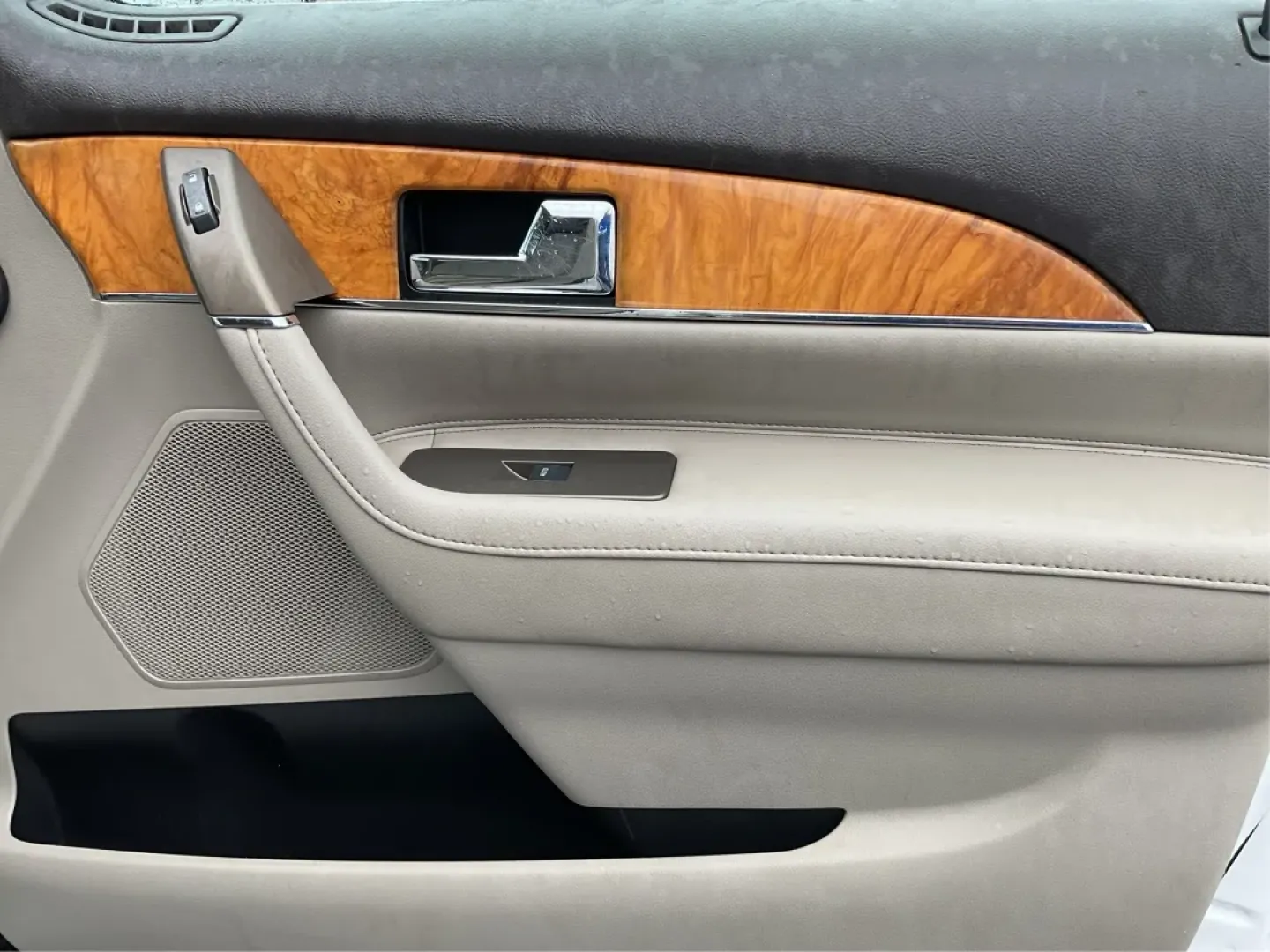 2014 Lincoln MKX Base (2LMDJ8JK4EB) with an Other engine, located at 1230 East Main St, Xenia, OH, 45385, (937) 908-9800, 39.688026, -83.910172 - **Discover Adventure with the 2014 Lincoln MKX Your Ticket to an Elevated Lifestyle**<br /> <br /> Are you in search of a vehicle that perfectly balances luxury and functionality? Look no further than the 2014 Lincoln MKX, a standout option for those who value comfort and style, whether you're navi - Photo#20