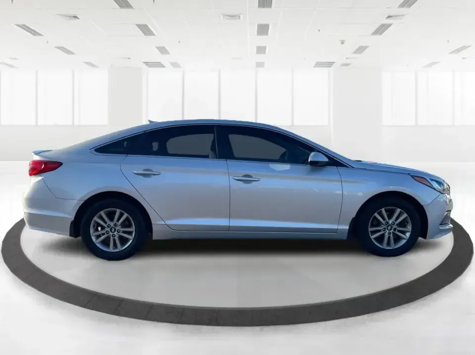 2015 Hyundai Sonata SE (5NPE24AFXFH) with an 2.4L L4 DOHC 16V engine, 7-Speed Automatic transmission, located at 1951 S Dayton Lakeview Rd., New Carlisle, OH, 45344, (937) 908-9800, 39.890999, -84.050255 - Need a dependable daily commuter that still feels comfortable for weekend getaways to Dayton, Tipp City, or a quick escape to Charleston Falls Preserve? This 2015 Hyundai Sonata SE in Symphony Silver is a smart, budget-friendly sedan that fits real life in Troy, Ohio-easy to park downtown, smooth on - Photo#1