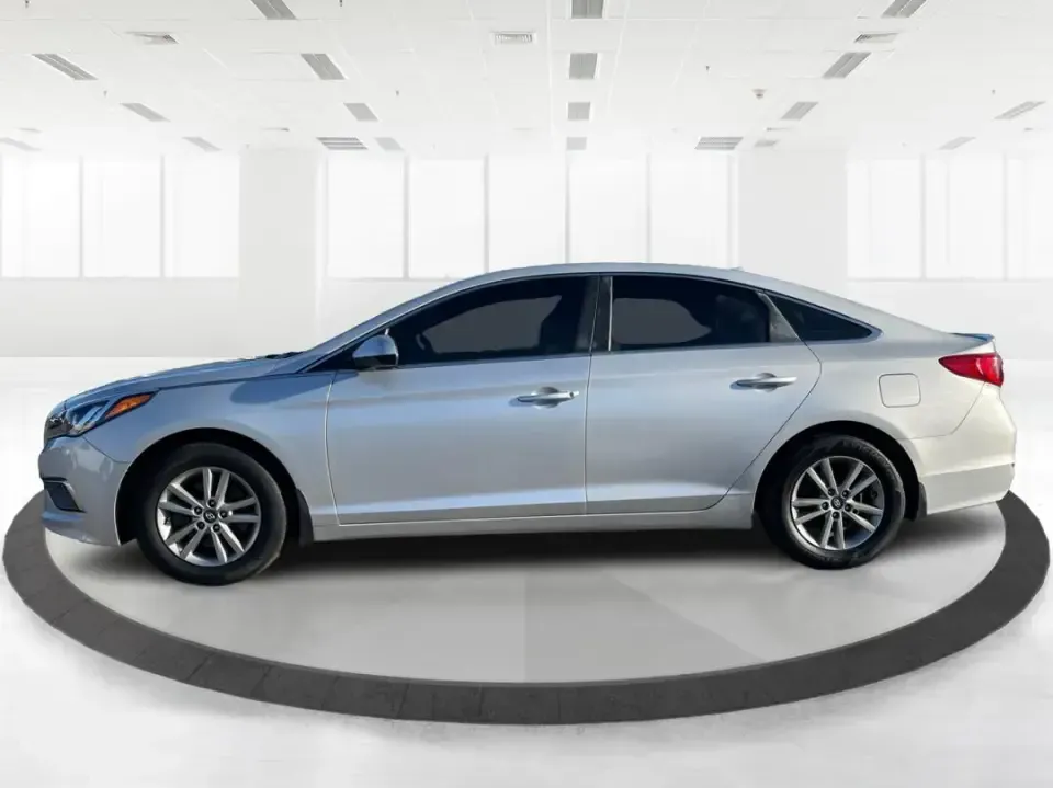 2015 Hyundai Sonata SE (5NPE24AFXFH) with an 2.4L L4 DOHC 16V engine, 7-Speed Automatic transmission, located at 1951 S Dayton Lakeview Rd., New Carlisle, OH, 45344, (937) 908-9800, 39.890999, -84.050255 - Need a dependable daily commuter that still feels comfortable for weekend getaways to Dayton, Tipp City, or a quick escape to Charleston Falls Preserve? This 2015 Hyundai Sonata SE in Symphony Silver is a smart, budget-friendly sedan that fits real life in Troy, Ohio-easy to park downtown, smooth on - Photo#5