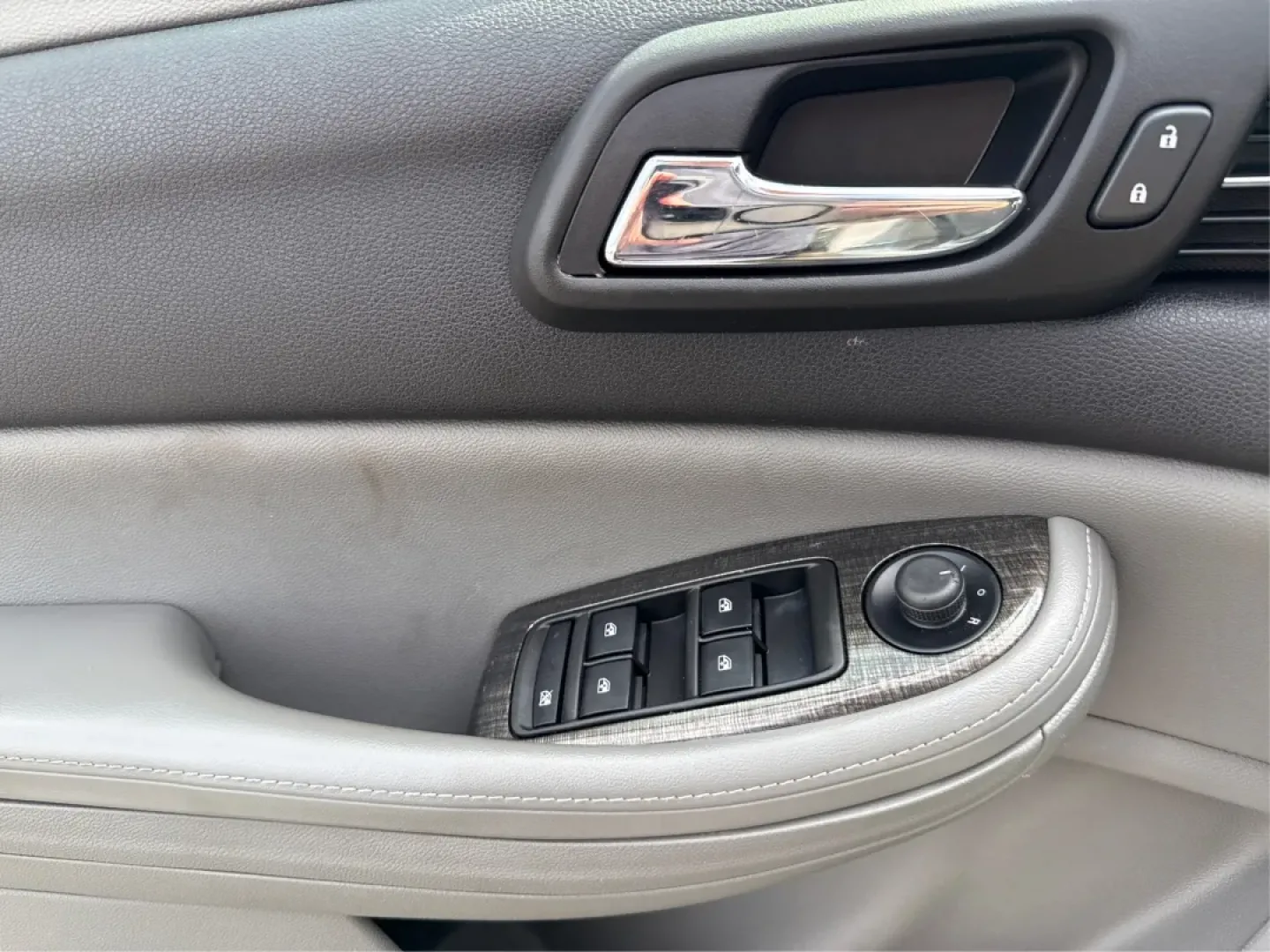 2015 Chevrolet Malibu 1LT (1G11C5SL5FF) with an ECOTEC 2.5L I-4 gasoline direct injection engine, located at 1951 S Dayton Lakeview Rd., New Carlisle, OH, 45344, (937) 908-9800, 39.890999, -84.050255 - Are you in the market for a reliable sedan that's perfect for daily commutes and weekend getaways alike? Look no further than this stunning 2015 Chevrolet Malibu 1LT, available now at Advantage Car and Credit in Fairborn, OH. This vehicle is not just a car; it's a lifestyle upgrade designed for budg - Photo#19