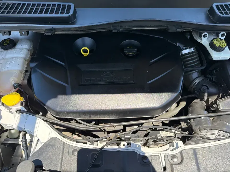 2015 Ford Escape SE (1FMCU9G92FU) with an EcoBoost 1.6L I-4 gasoline direct injection engine, 6-Speed Automatic transmission, located at 401 Woodman Dr, Riverside, OH, 45431, (937) 908-9800, 39.760899, -84.123421 - Need a do-it-all SUV for Dayton-area commutes, school drop-offs, and spontaneous weekend getaways? This 2015 Ford Escape SE 4WD is built for real life in Riverside, Ohio-comfortable for daily runs down Woodman Dr, confident on slick winter mornings, and efficient enough for longer drives toward Down - Photo#11