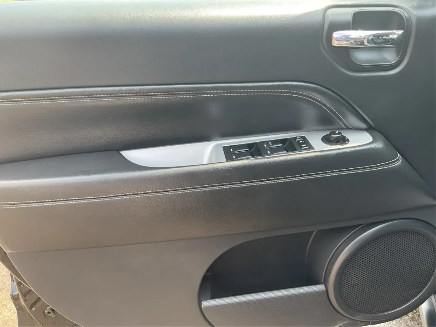 2016 Jeep Compass High Altitude Edition (1C4NJDEB2GD) with an 2.4L I-4 DOHC engine, located at 1230 East Main St, Xenia, OH, 45385, (937) 908-9800, 39.688026, -83.910172 - **Adventure Awaits with this 2016 Jeep Compass High Altitude Edition!**<br /> <br /> Are you ready to elevate your driving experience? Perfect for weekend getaways or long commutes, this 2016 Jeep Compass High Altitude Edition is designed to tackle any journey with confidence and style. At Advantage - Photo#17