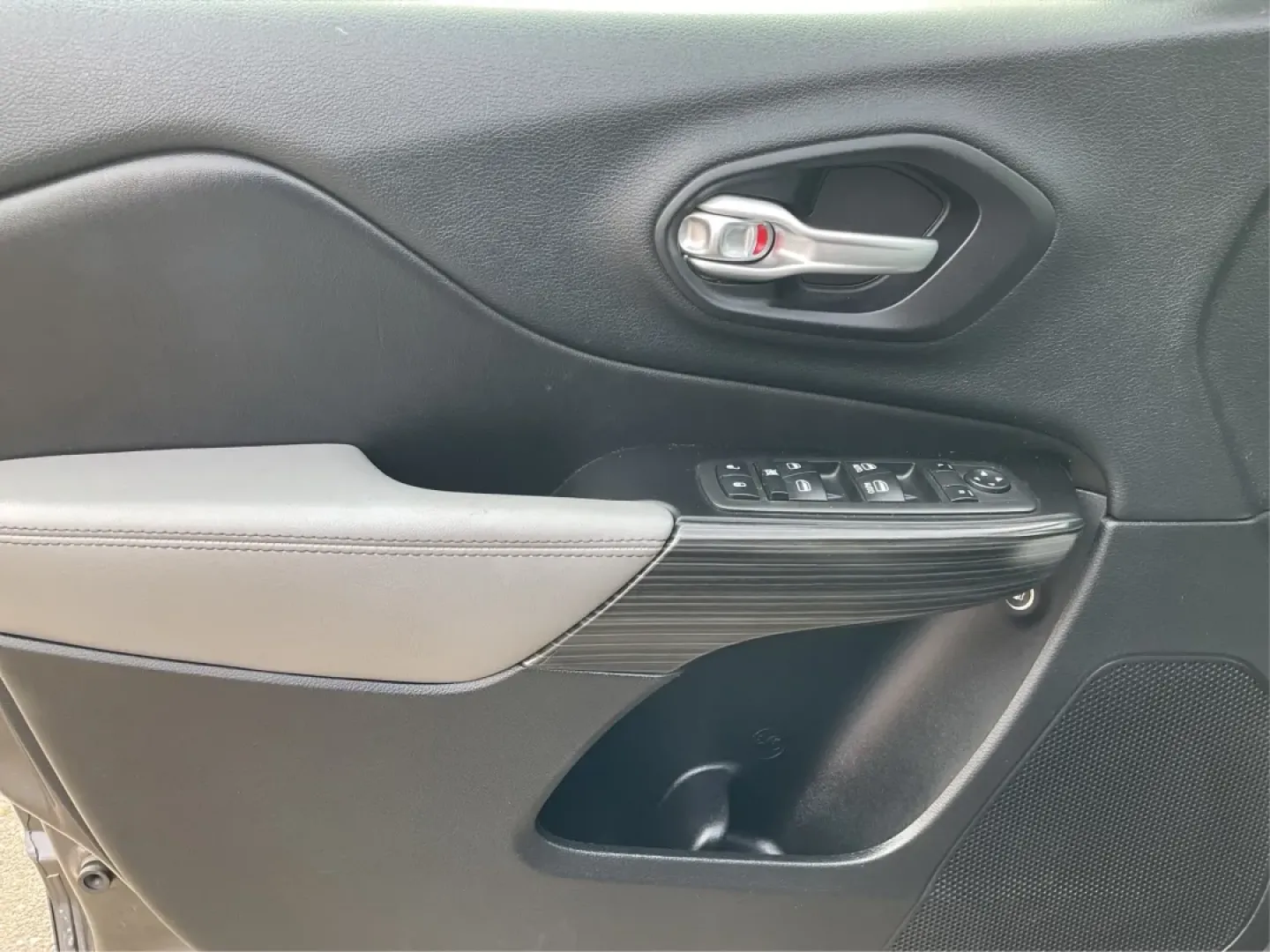 2014 Jeep Cherokee Limited 4WD (1C4PJMDBXEW) with an 2.4L L4 DOHC 16V engine, 9-Speed Automatic transmission, located at 8750 N County Rd 25A, Piqua, OH, 45356, (937) 908-9800, 40.164391, -84.232513 - **Adventure Awaits with the 2014 Jeep Cherokee Limited 4WD**<br /> <br /> Are you ready to elevate your weekend adventures or tackle your daily commute with confidence? The 2014 Jeep Cherokee Limited 4WD is the perfect blend of rugged capability and refined comfort, making it an ideal choice for any - Photo#18