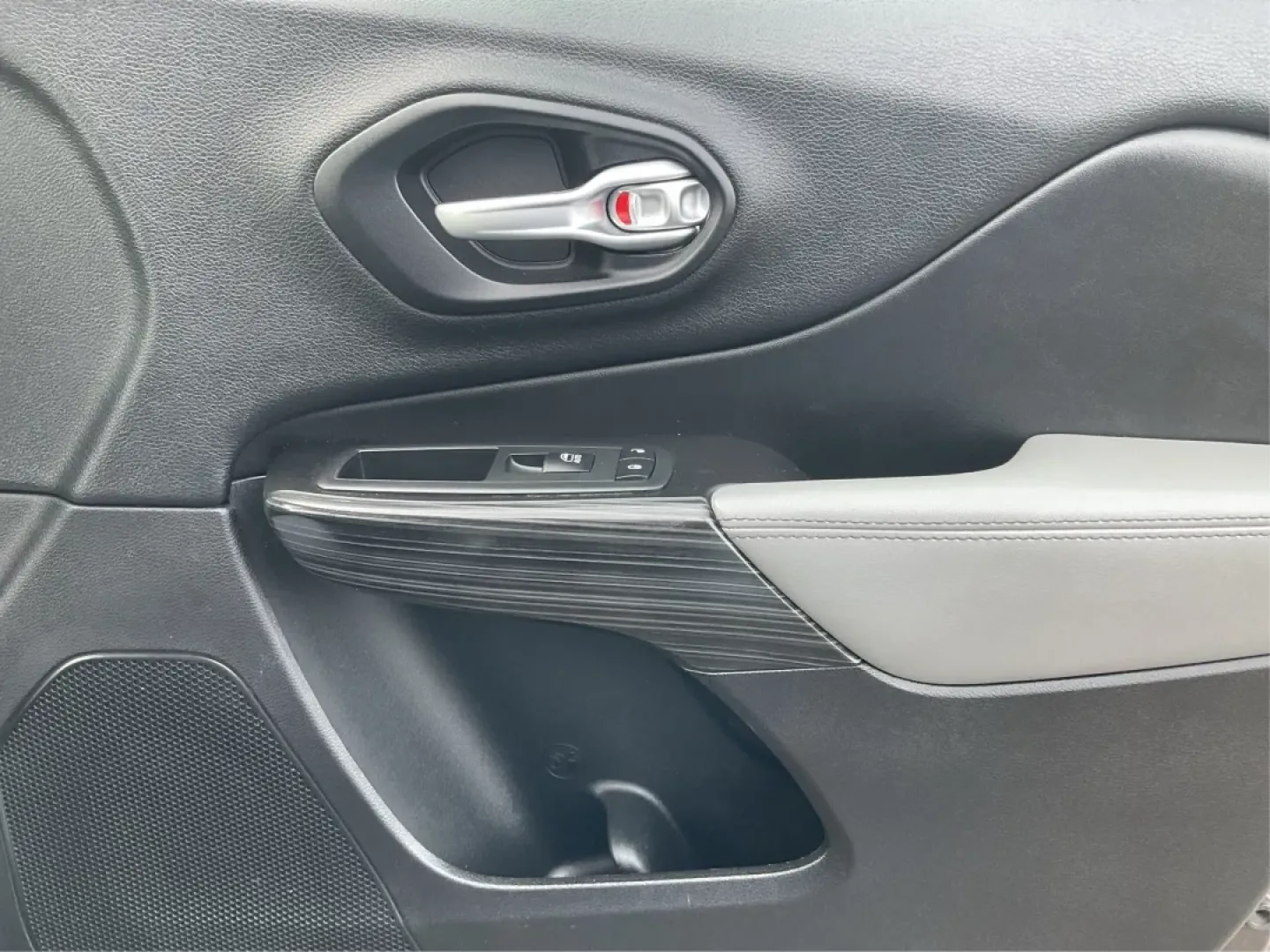 2014 Jeep Cherokee Limited 4WD (1C4PJMDBXEW) with an 2.4L L4 DOHC 16V engine, 9-Speed Automatic transmission, located at 8750 N County Rd 25A, Piqua, OH, 45356, (937) 908-9800, 40.164391, -84.232513 - **Adventure Awaits with the 2014 Jeep Cherokee Limited 4WD**<br /> <br /> Are you ready to elevate your weekend adventures or tackle your daily commute with confidence? The 2014 Jeep Cherokee Limited 4WD is the perfect blend of rugged capability and refined comfort, making it an ideal choice for any - Photo#19