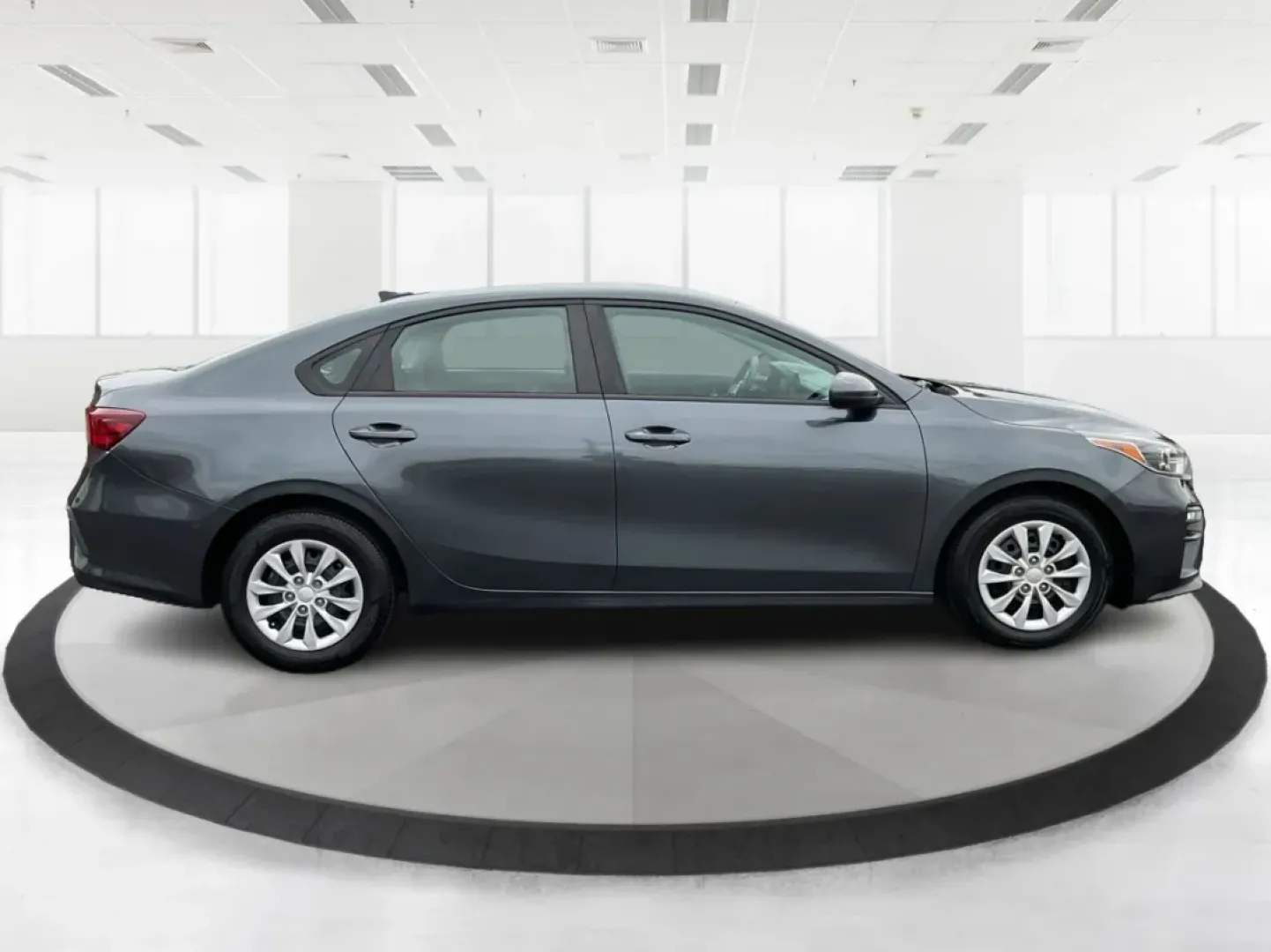 2021 Kia Forte FE (3KPF24AD5ME) with an 2L I-4 DOHC engine, located at 8750 N County Rd 25A, Piqua, OH, 45356, (937) 908-9800, 40.164391, -84.232513 - Are you looking for a reliable vehicle that suits your busy lifestyle? Whether you're commuting to work, shuttling the kids to school, or planning your next weekend adventure, the 2021 Kia Forte is the perfect sedan for you. With its impressive fuel efficiency, spacious interior, and advanced featur - Photo#1
