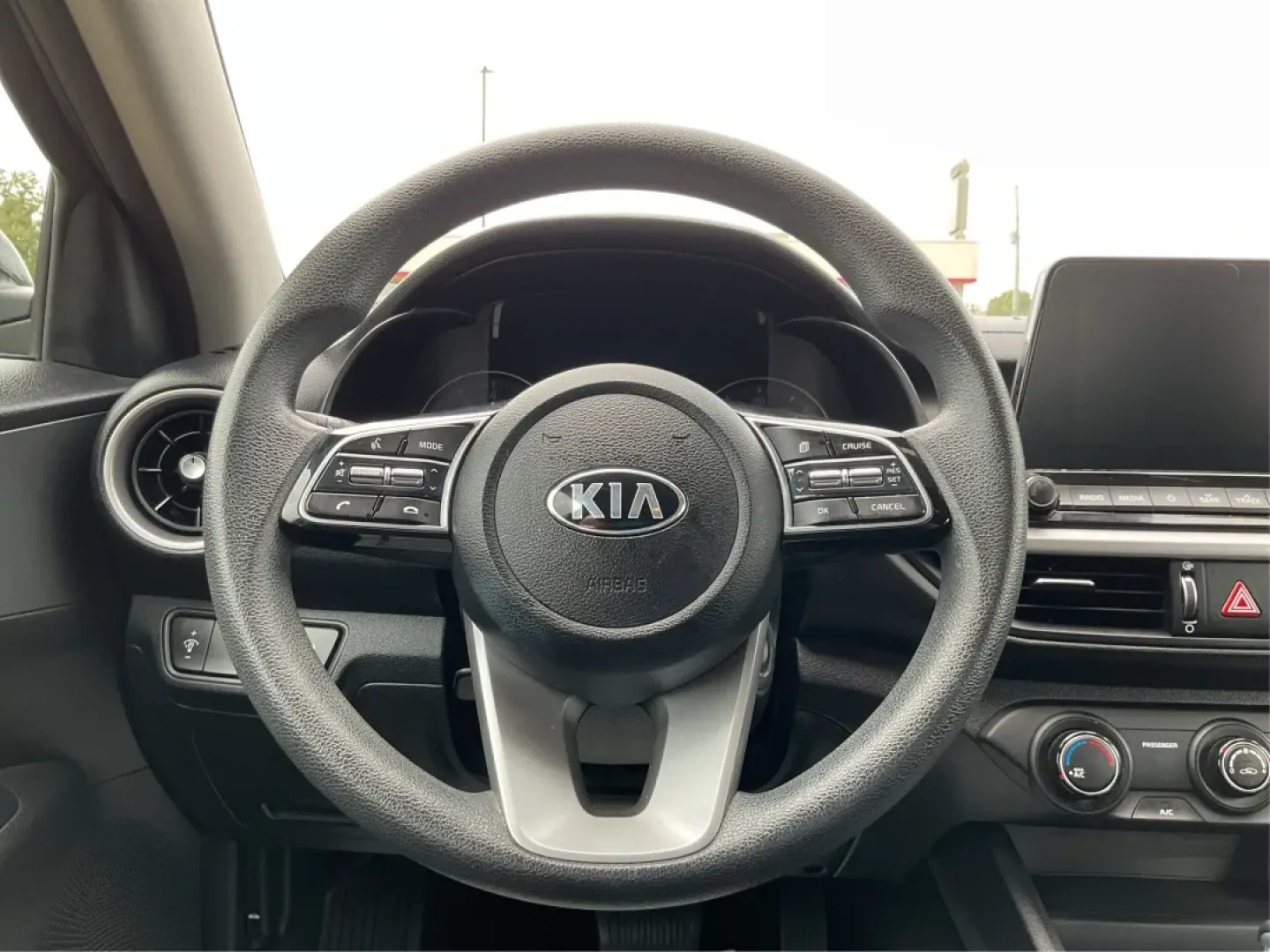 2021 Kia Forte FE (3KPF24AD5ME) with an 2L I-4 DOHC engine, located at 8750 N County Rd 25A, Piqua, OH, 45356, (937) 908-9800, 40.164391, -84.232513 - Are you looking for a reliable vehicle that suits your busy lifestyle? Whether you're commuting to work, shuttling the kids to school, or planning your next weekend adventure, the 2021 Kia Forte is the perfect sedan for you. With its impressive fuel efficiency, spacious interior, and advanced featur - Photo#15
