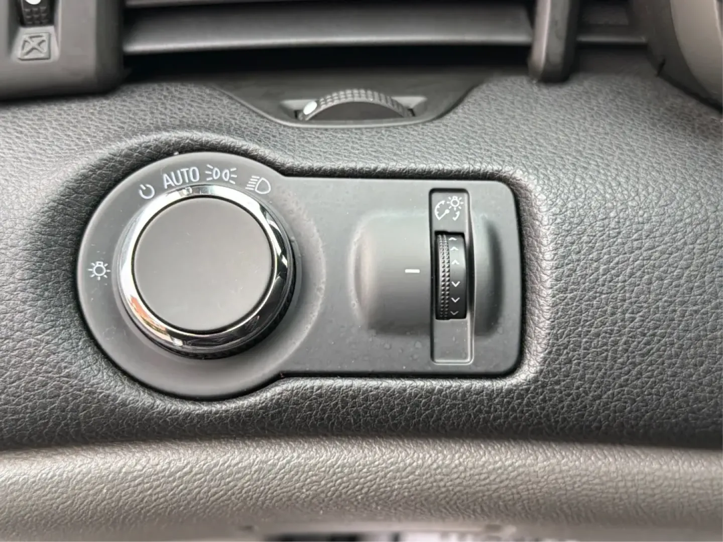 2014 Chevrolet Malibu 1LS (1G11B5SL5EU) with an ECOTEC 2.5L I-4 gasoline direct injection engine, located at 4508 South Dixie Dr, Moraine, OH, 45439, (937) 908-9800, 39.689976, -84.218452 - Experience the perfect blend of comfort, style, and reliability with the 2014 Chevrolet Malibu 1LS, available now at Advantage Car and Credit Moraine! Whether you're commuting to work, running errands, or planning a weekend getaway, this sleek sedan is designed to enhance your driving experience wh - Photo#17