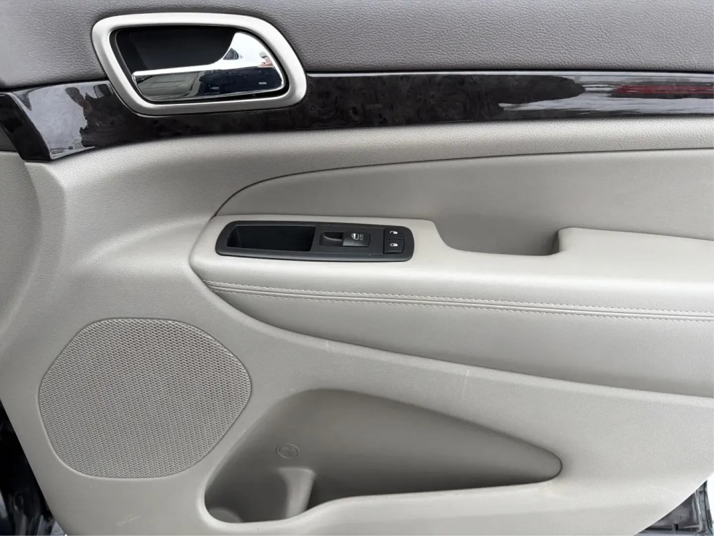 2013 Jeep Grand Cherokee Laredo (1C4RJFAGXDC) with an Other engine, located at 1099 N County Rd 25A , Troy, OH, 45373, (937) 908-9800, 40.057079, -84.212883 - **Adventure Awaits: 2013 Jeep Grand Cherokee Laredo Ready for Your Next Journey**<br /> <br /> Are you ready to tackle your next family adventure or weekend getaway? Look no further than this stunning 2013 Jeep Grand Cherokee Laredo, available now at Advantage Car and Credit in Troy, OH. This versat - Photo#19