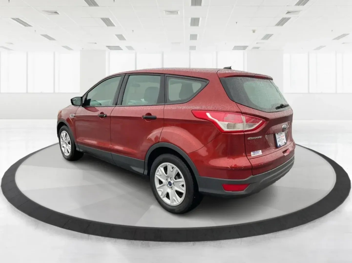 2016 Ford Escape S (1FMCU0F7XGU) with an Duratec 2.5L I-4 DOHC engine, located at 880 E. National Road, Vandalia, OH, 45377, (937) 908-9800, 39.891918, -84.183594 - **Discover Your Next Adventure with the 2016 Ford Escape at Advantage Car and Credit - Vandalia!**<br /> <br /> Are you seeking a vehicle that effortlessly balances comfort, versatility, and style for your daily commute or weekend getaways? Look no further than this stunning 2016 Ford Escape, availa - Photo#4