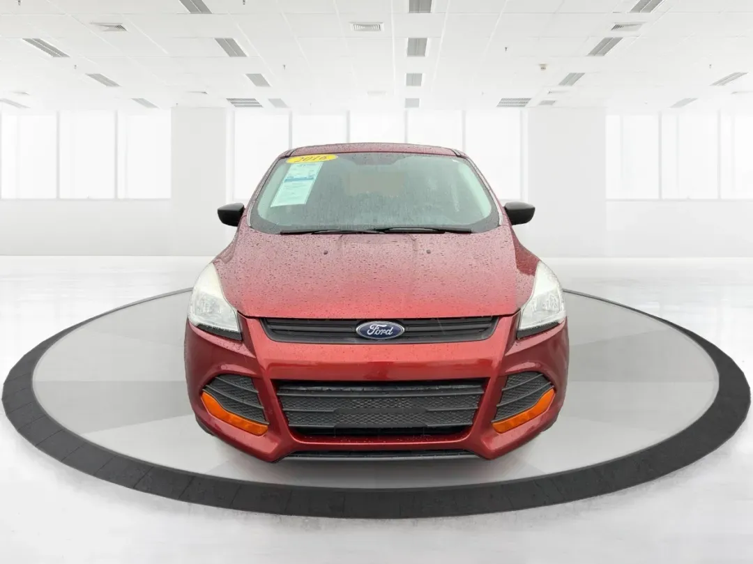 2016 Ford Escape S (1FMCU0F7XGU) with an Duratec 2.5L I-4 DOHC engine, located at 880 E. National Road, Vandalia, OH, 45377, (937) 908-9800, 39.891918, -84.183594 - **Discover Your Next Adventure with the 2016 Ford Escape at Advantage Car and Credit - Vandalia!**<br /> <br /> Are you seeking a vehicle that effortlessly balances comfort, versatility, and style for your daily commute or weekend getaways? Look no further than this stunning 2016 Ford Escape, availa - Photo#7