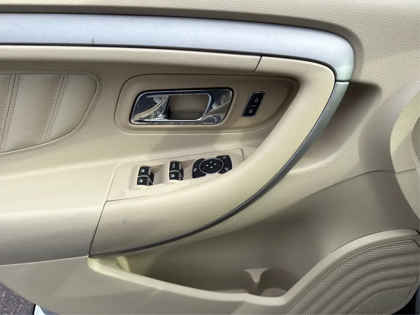 2013 Ford Taurus SEL (1FAHP2H87DG) with an 3.5L V-6 DOHC engine, 6-Speed Automatic transmission, located at 1099 N County Rd 25A , Troy, OH, 45373, (937) 908-9800, 40.057079, -84.212883 - **Discover the Perfect Family Sedan: 2013 Ford Taurus SEL at Advantage Car and Credit - Piqua, OH**<br /> <br /> Are you searching for a reliable and spacious vehicle that fits seamlessly into your family's lifestyle? Look no further than this 2013 Ford Taurus SEL, available now at Advantage Car and - Photo#18