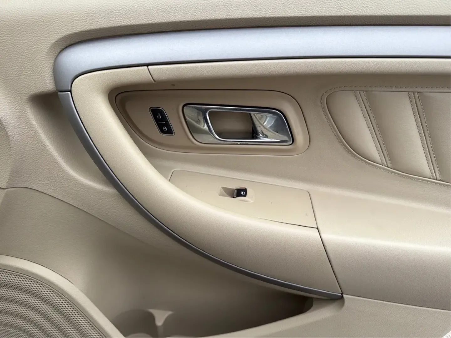 2013 Ford Taurus SEL (1FAHP2H87DG) with an 3.5L V-6 DOHC engine, 6-Speed Automatic transmission, located at 1099 N County Rd 25A , Troy, OH, 45373, (937) 908-9800, 40.057079, -84.212883 - **Discover the Perfect Family Sedan: 2013 Ford Taurus SEL at Advantage Car and Credit - Piqua, OH**<br /> <br /> Are you searching for a reliable and spacious vehicle that fits seamlessly into your family's lifestyle? Look no further than this 2013 Ford Taurus SEL, available now at Advantage Car and - Photo#19