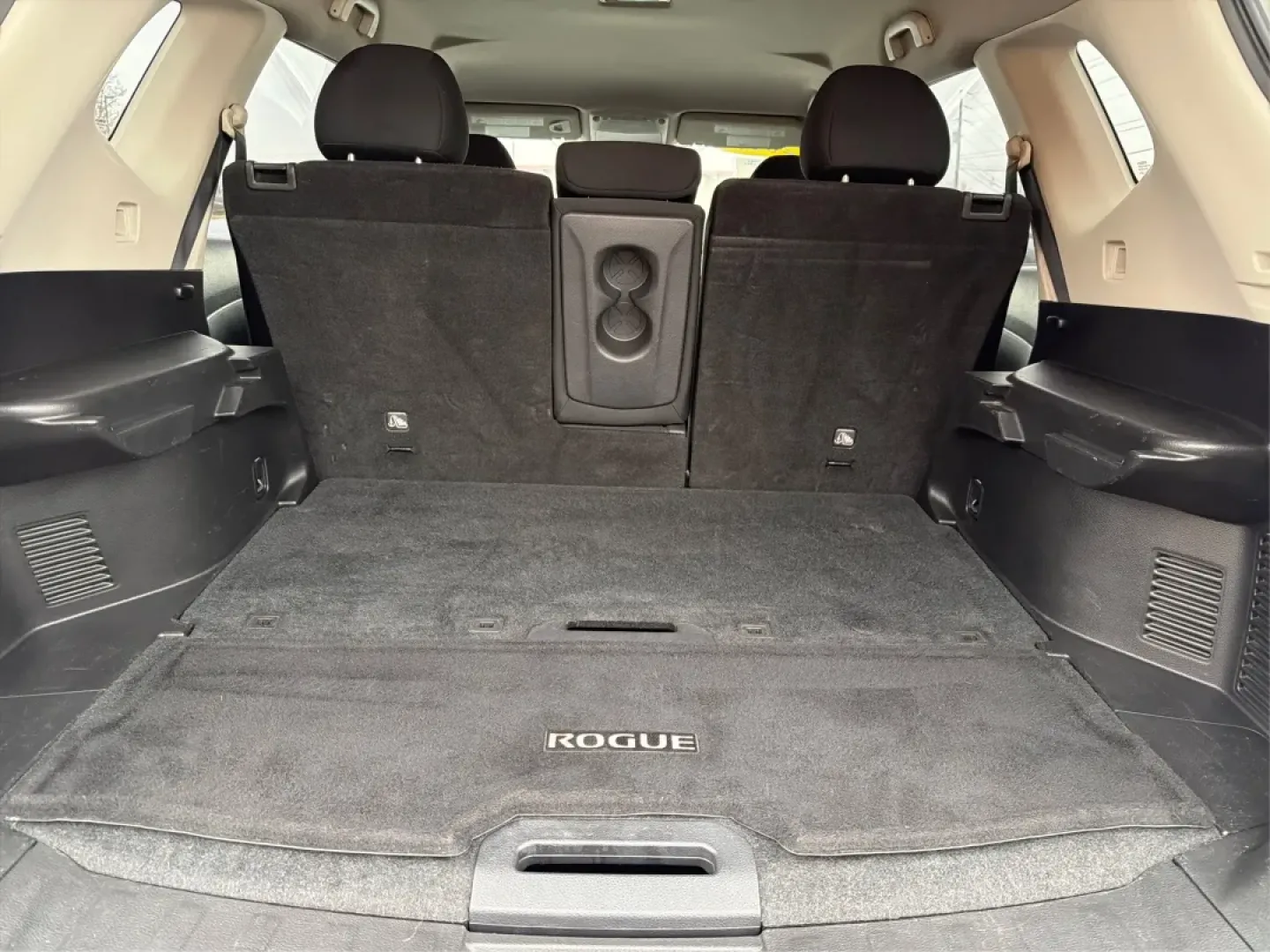 2017 Nissan Rogue S (KNMAT2MV0HP) with an 2.5L I-4 DOHC engine, CVT transmission, located at 1230 East Main St, Xenia, OH, 45385, (937) 908-9800, 39.688026, -83.910172 - **Adventure Awaits: Explore the 2017 Nissan Rogue at Advantage Car and Credit!**<br /> <br /> Are you ready to embark on your next family road trip or weekend adventure? The 2017 Nissan Rogue is the perfect companion for those who value versatility, comfort, and reliability. Whether you're navigatin - Photo#12