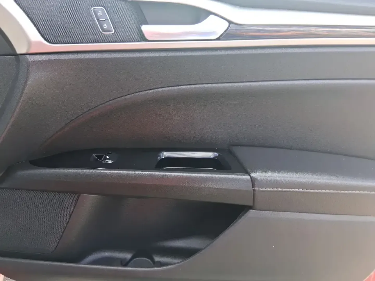 2016 Ford Fusion SE (3FA6P0HD7GR) with an 1.5L L4 DOHC 16V engine, 6-Speed Automatic transmission, located at 1099 N County Rd 25A , Troy, OH, 45373, (937) 908-9800, 40.057079, -84.212883 - Experience the perfect blend of style, comfort, and reliability with this 2016 Ford Fusion SE, available now at Advantage Car and Credit in Fairborn, OH. Whether you're a commuter navigating the busy streets of downtown Fairborn or a growing family looking for a dependable vehicle for your weekend a - Photo#20