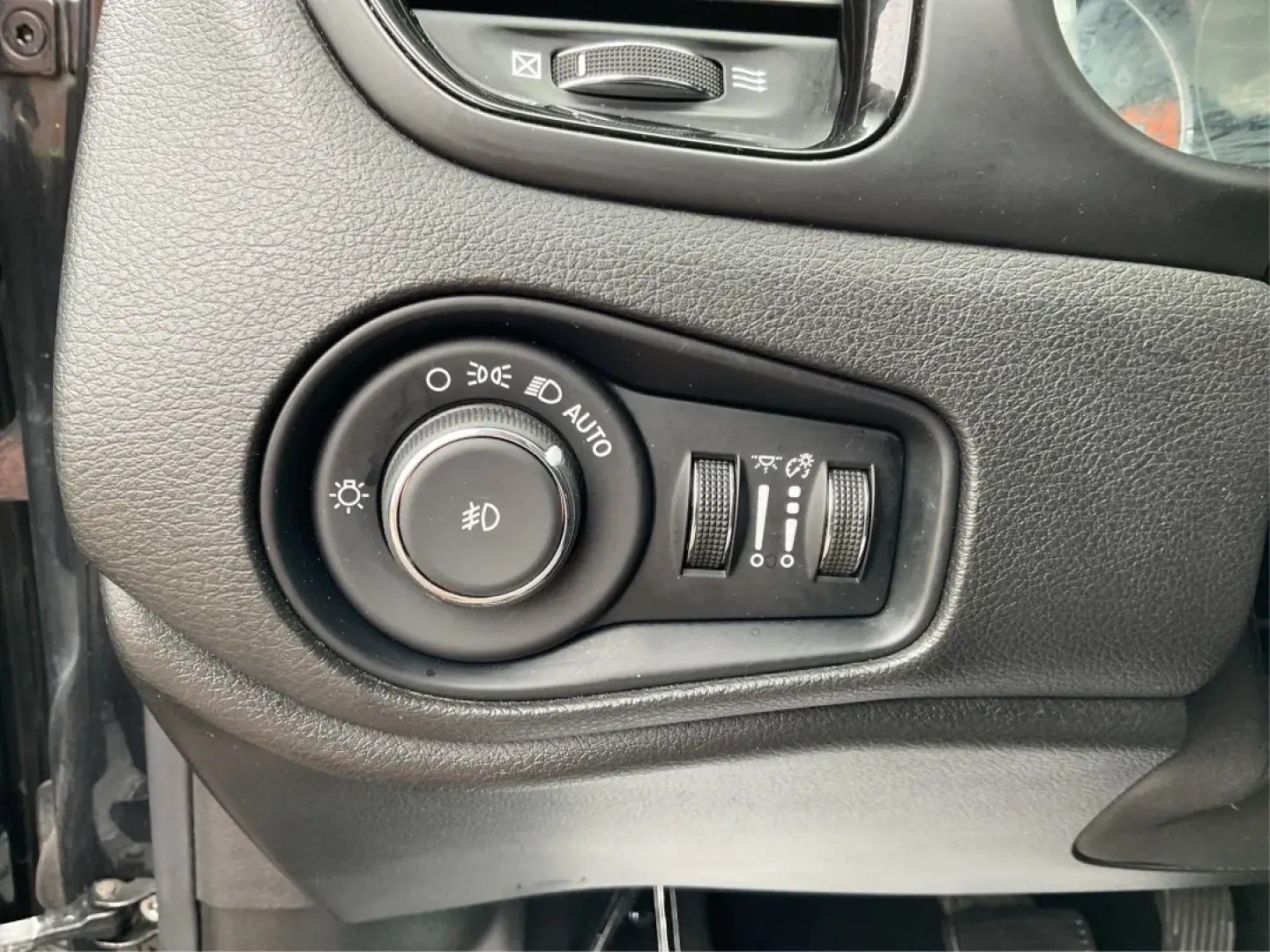 2016 Jeep Renegade Justice (ZACCJBBT4GP) with an Tigershark MultiAir 2.4L I-4 variable valve contro engine, located at 8750 N County Rd 25A, Piqua, OH, 45356, (937) 908-9800, 40.164391, -84.232513 - ### Adventure Awaits with the 2016 Jeep Renegade Justice at Advantage Car and Credit - Xenia!<br /> <br /> Are you ready to tackle your next adventure? Whether you're planning a weekend getaway with friends, navigating the hustle and bustle of daily commutes, or exploring the great outdoors, the 201 - Photo#16