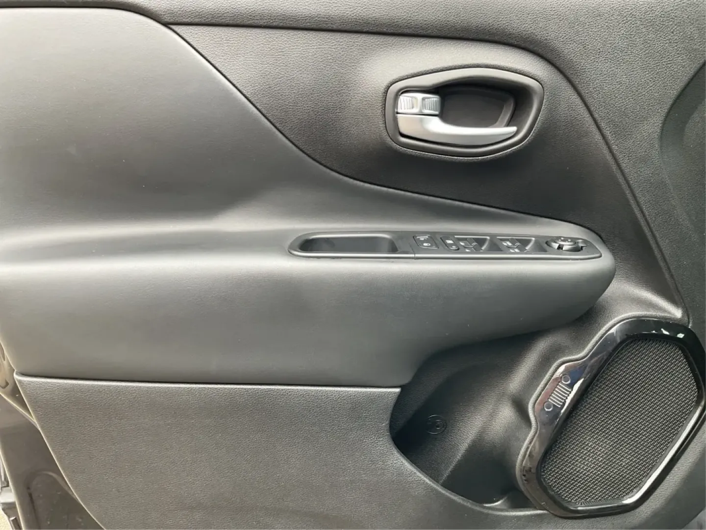 2016 Jeep Renegade Justice (ZACCJBBT4GP) with an Tigershark MultiAir 2.4L I-4 variable valve contro engine, located at 8750 N County Rd 25A, Piqua, OH, 45356, (937) 908-9800, 40.164391, -84.232513 - ### Adventure Awaits with the 2016 Jeep Renegade Justice at Advantage Car and Credit - Xenia!<br /> <br /> Are you ready to tackle your next adventure? Whether you're planning a weekend getaway with friends, navigating the hustle and bustle of daily commutes, or exploring the great outdoors, the 201 - Photo#18