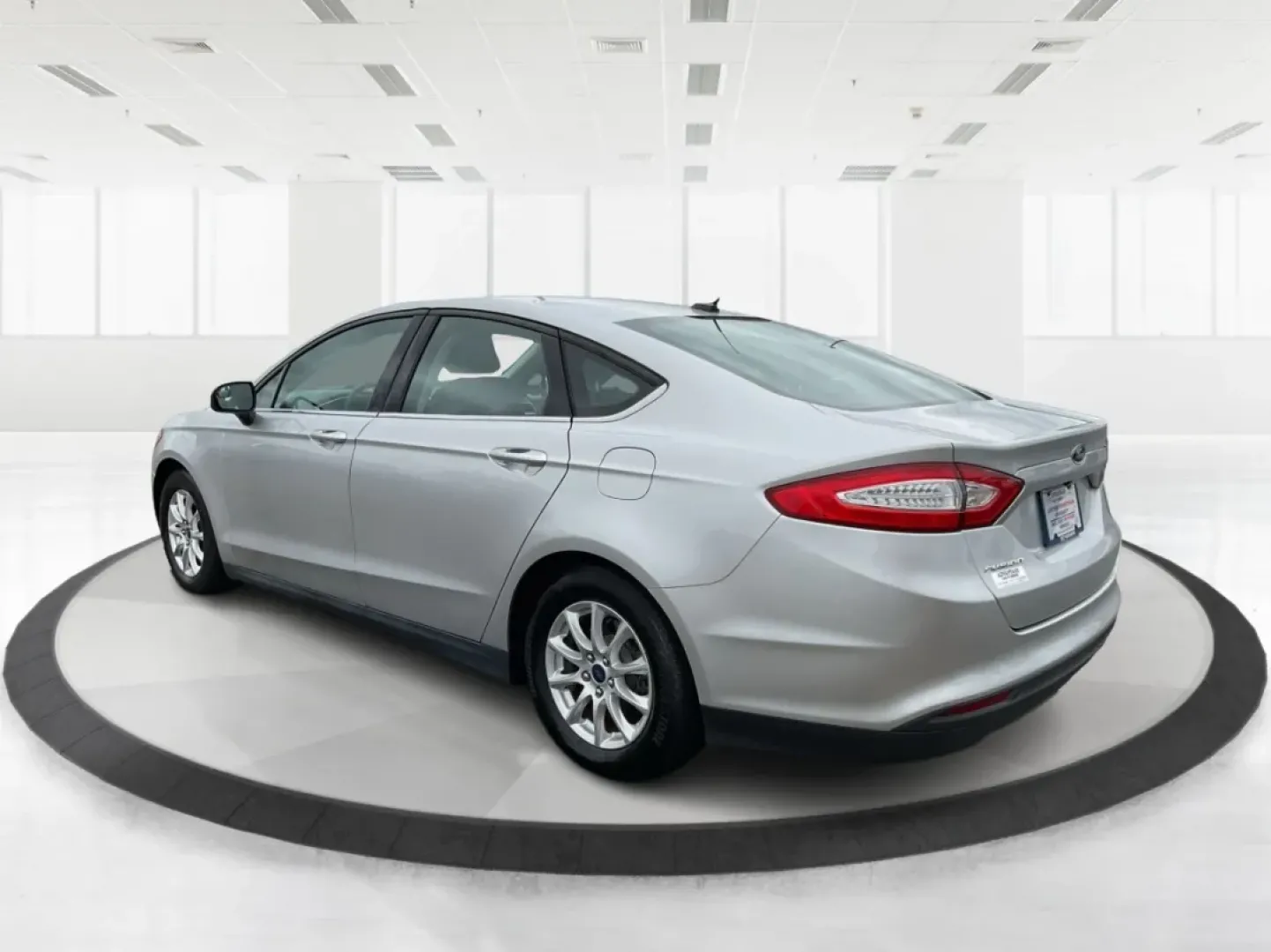 2016 Ford Fusion S (3FA6P0G72GR) with an Duratec 2.5L I-4 DOHC engine, located at 1230 East Main St, Xenia, OH, 45385, (937) 908-9800, 39.688026, -83.910172 - Discover the perfect blend of style, comfort, and reliability with this **2016 Ford Fusion**-ideal for your daily commutes, family outings, or weekend adventures. If you're searching for a dependable sedan that won't break the bank, this vehicle is just what you need. It's great for growing families - Photo#4