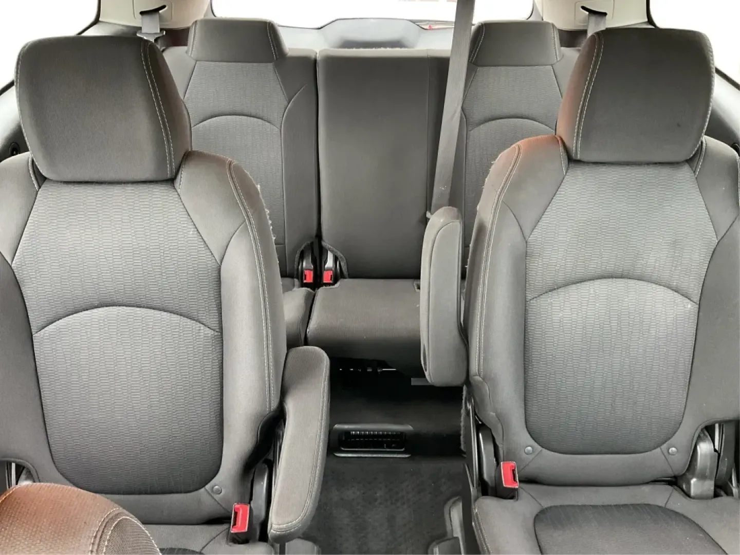 2017 Chevrolet Traverse 1LT (1GNKVGKD4HJ) with an 3.6L V-6 gasoline direct injection engine, located at 1184 Kauffman Ave, Fairborn, OH, 45324, (937) 908-9800, 39.807072, -84.030914 - **Explore Your Next Adventure in the 2017 Chevrolet Traverse at Advantage Car and Credit - Vandalia!**<br /> <br /> Are you ready to elevate your family's road trips or weekend adventures? The 2017 Chevrolet Traverse is designed for those who love the open road and need a spacious utility vehicle th - Photo#14