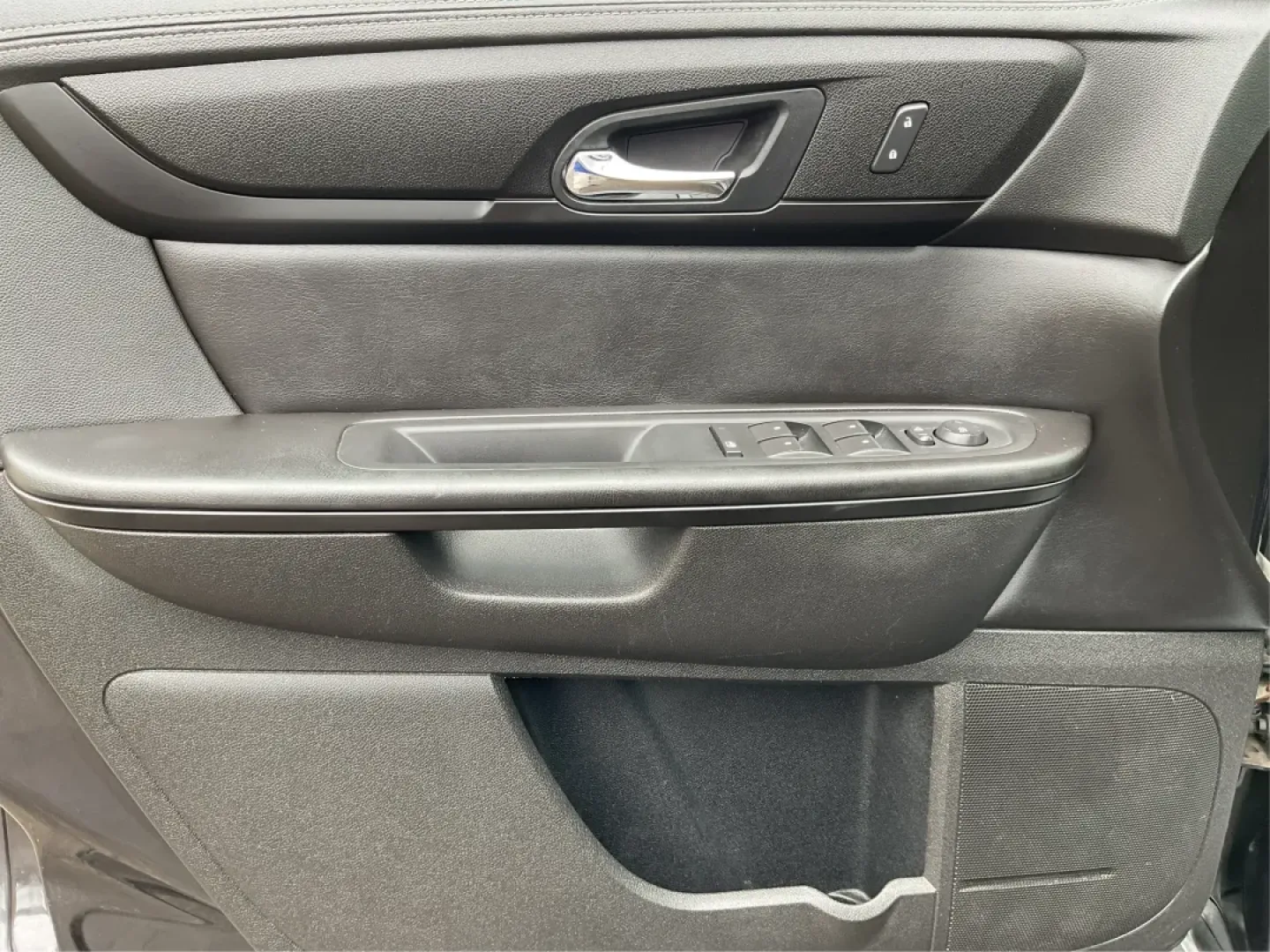 2017 Chevrolet Traverse 1LT (1GNKVGKD4HJ) with an 3.6L V-6 gasoline direct injection engine, located at 1184 Kauffman Ave, Fairborn, OH, 45324, (937) 908-9800, 39.807072, -84.030914 - **Explore Your Next Adventure in the 2017 Chevrolet Traverse at Advantage Car and Credit - Vandalia!**<br /> <br /> Are you ready to elevate your family's road trips or weekend adventures? The 2017 Chevrolet Traverse is designed for those who love the open road and need a spacious utility vehicle th - Photo#19