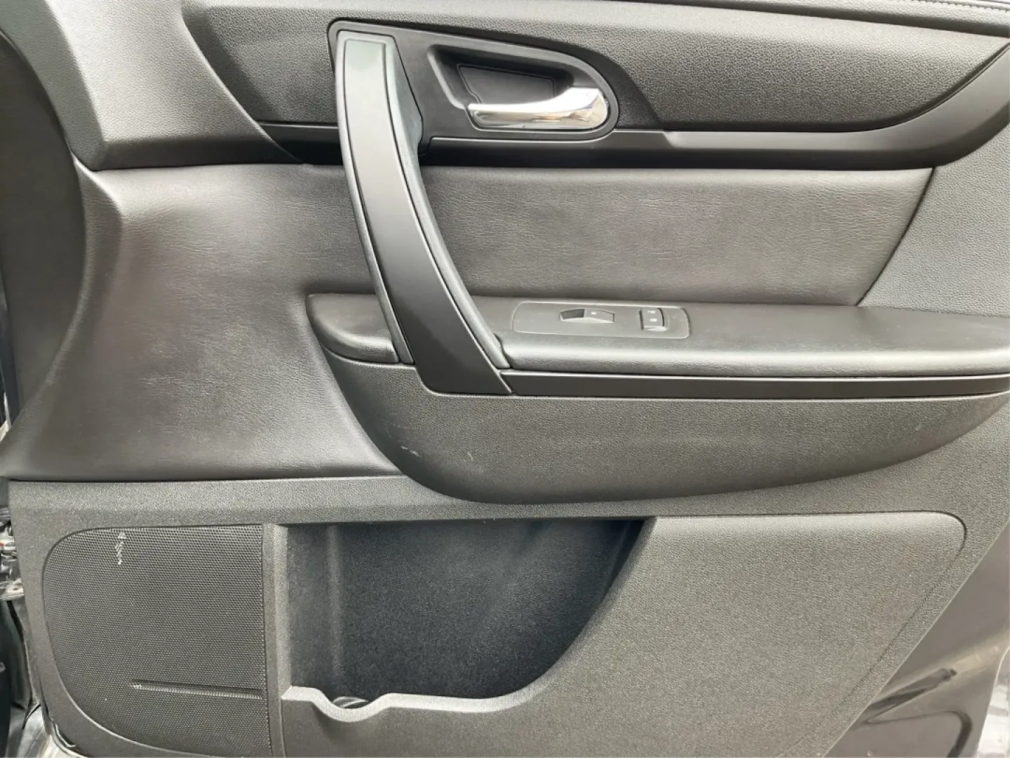 2017 Chevrolet Traverse 1LT (1GNKVGKD4HJ) with an 3.6L V-6 gasoline direct injection engine, located at 1184 Kauffman Ave, Fairborn, OH, 45324, (937) 908-9800, 39.807072, -84.030914 - **Explore Your Next Adventure in the 2017 Chevrolet Traverse at Advantage Car and Credit - Vandalia!**<br /> <br /> Are you ready to elevate your family's road trips or weekend adventures? The 2017 Chevrolet Traverse is designed for those who love the open road and need a spacious utility vehicle th - Photo#20