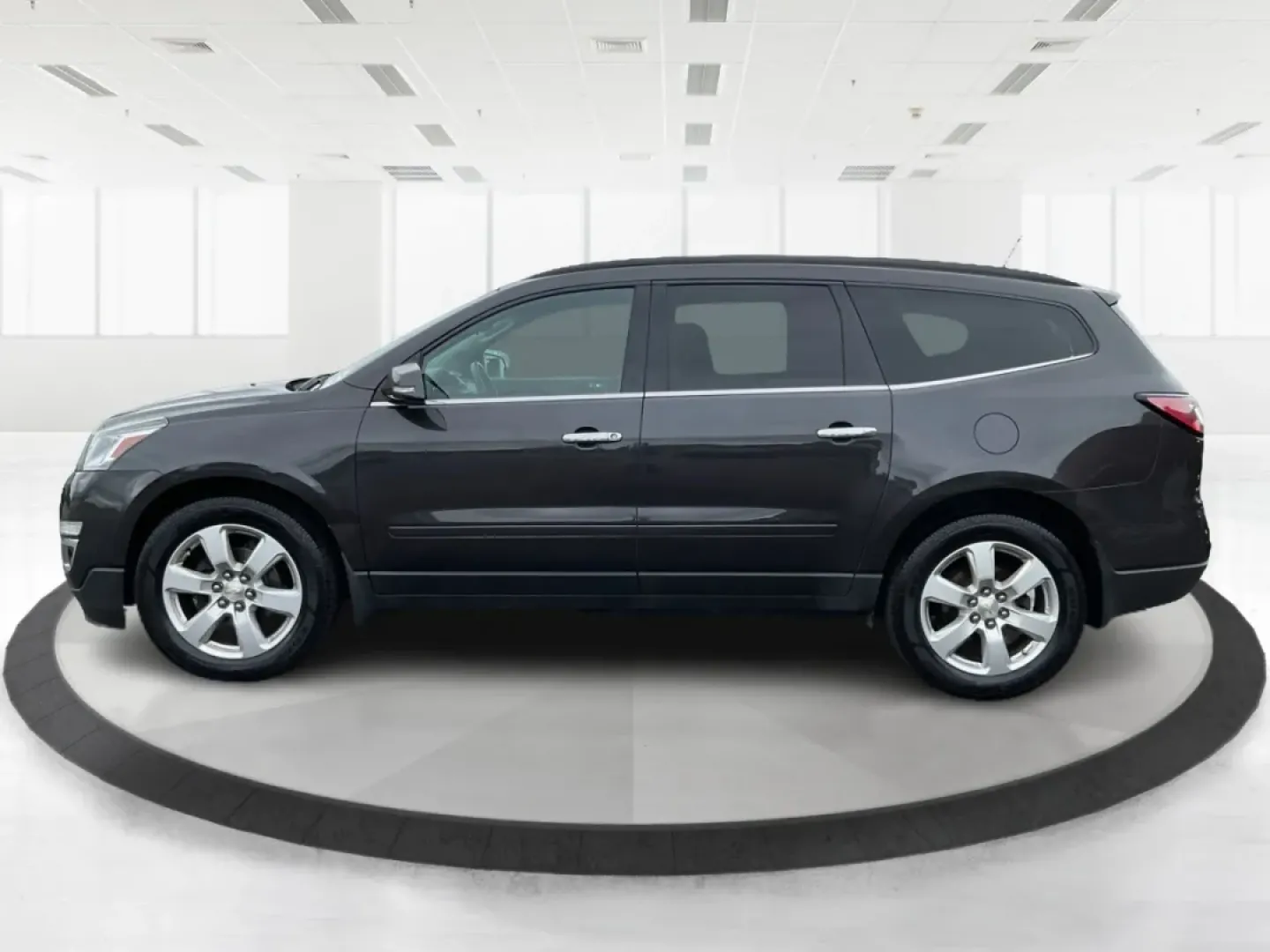 2017 Chevrolet Traverse 1LT (1GNKVGKD4HJ) with an 3.6L V-6 gasoline direct injection engine, located at 880 E. National Road, Vandalia, OH, 45377, (937) 908-9800, 39.891918, -84.183594 - **Explore Your Next Adventure in the 2017 Chevrolet Traverse at Advantage Car and Credit - Vandalia!**<br /> <br /> Are you ready to elevate your family's road trips or weekend adventures? The 2017 Chevrolet Traverse is designed for those who love the open road and need a spacious utility vehicle th - Photo#5