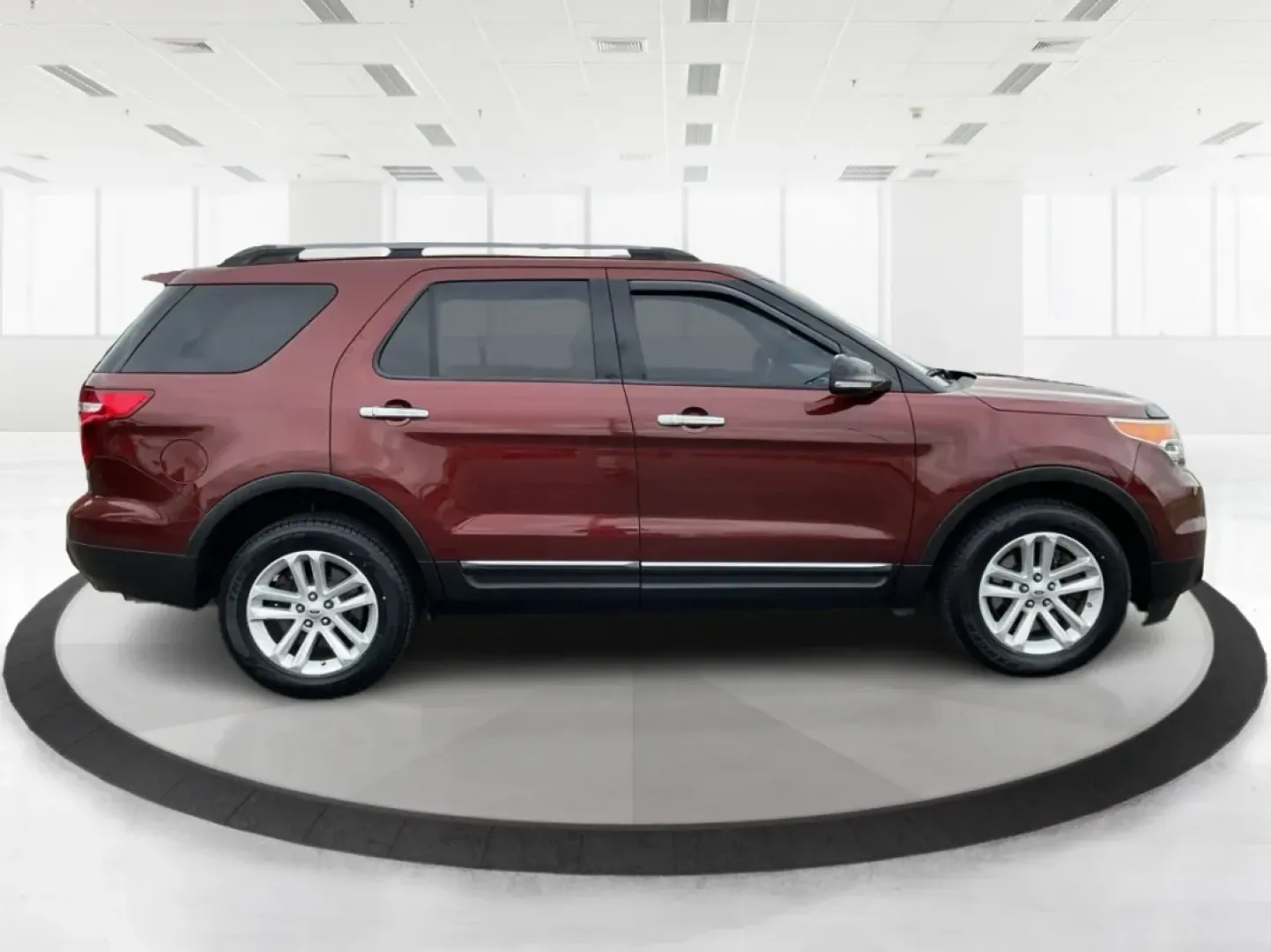 2015 Ford Explorer XLT (1FM5K8D83FG) with an 3.5L V-6 DOHC engine, located at 880 E. National Road, Vandalia, OH, 45377, (937) 908-9800, 39.891918, -84.183594 - **Discover Adventure in the 2015 Ford Explorer XLT Ideal for Family Road Trips and Weekend Getaways!** <br /> <br /> At Advantage Car and Credit Vandalia, we know how important it is to have a reliable and spacious vehicle that fits your active lifestyle. Whether you're planning a family road trip - Photo#1