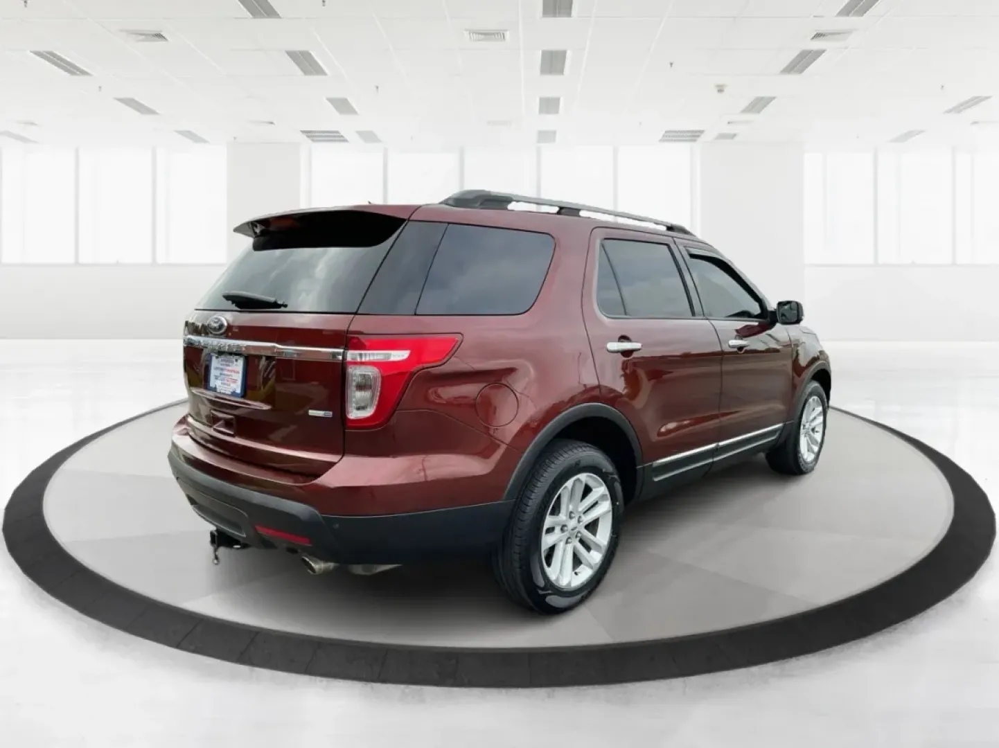 2015 Ford Explorer XLT (1FM5K8D83FG) with an 3.5L V-6 DOHC engine, located at 880 E. National Road, Vandalia, OH, 45377, (937) 908-9800, 39.891918, -84.183594 - **Discover Adventure in the 2015 Ford Explorer XLT Ideal for Family Road Trips and Weekend Getaways!** <br /> <br /> At Advantage Car and Credit Vandalia, we know how important it is to have a reliable and spacious vehicle that fits your active lifestyle. Whether you're planning a family road trip - Photo#2