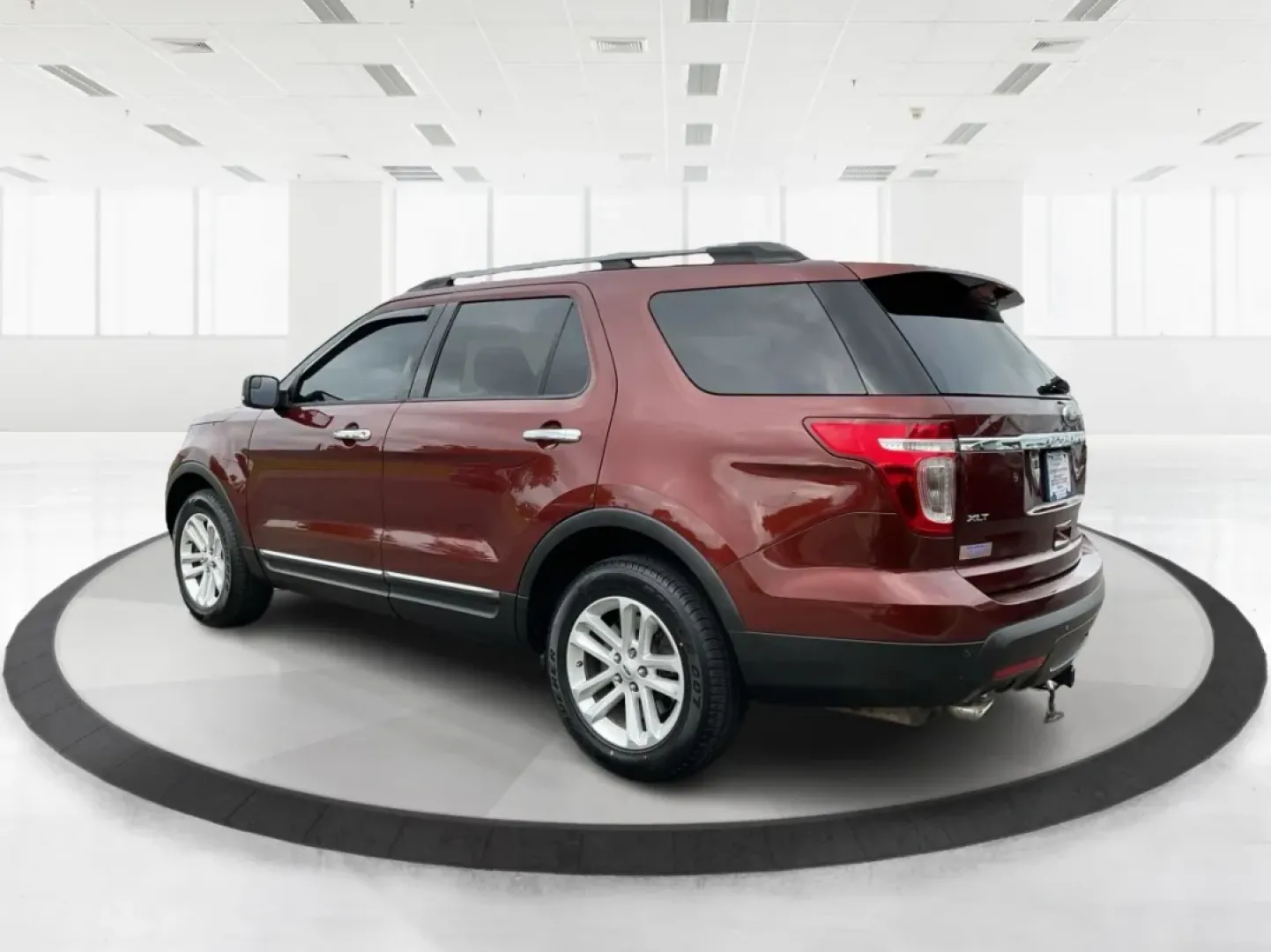 2015 Ford Explorer XLT (1FM5K8D83FG) with an 3.5L V-6 DOHC engine, located at 880 E. National Road, Vandalia, OH, 45377, (937) 908-9800, 39.891918, -84.183594 - **Discover Adventure in the 2015 Ford Explorer XLT Ideal for Family Road Trips and Weekend Getaways!** <br /> <br /> At Advantage Car and Credit Vandalia, we know how important it is to have a reliable and spacious vehicle that fits your active lifestyle. Whether you're planning a family road trip - Photo#4