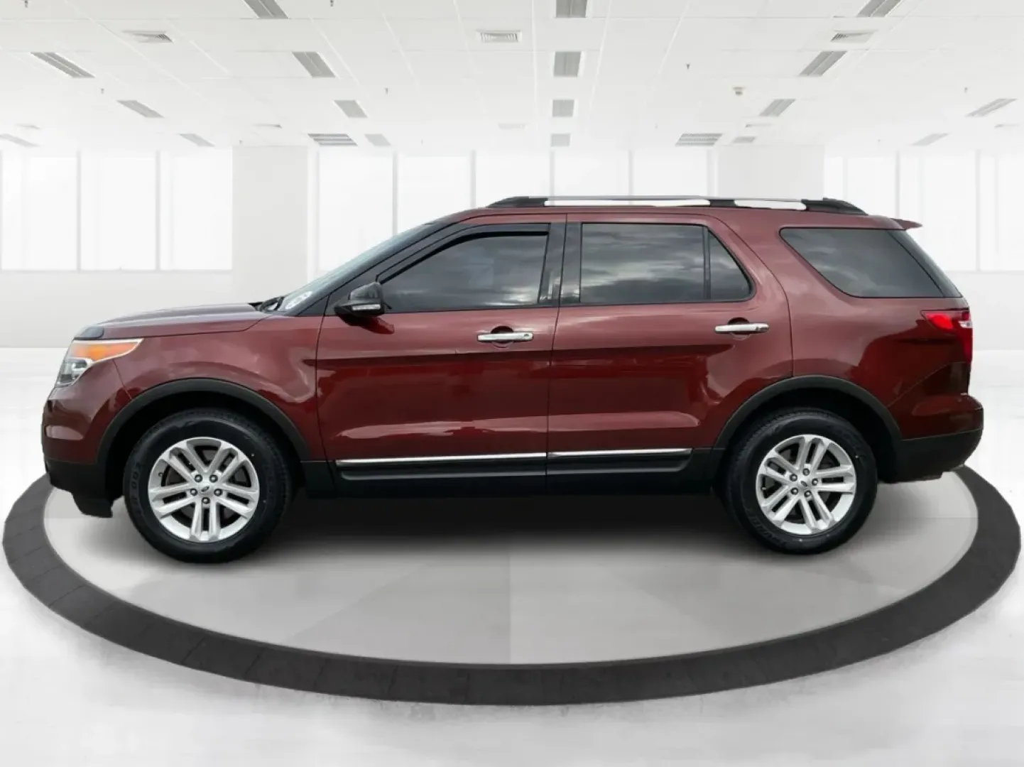 2015 Ford Explorer XLT (1FM5K8D83FG) with an 3.5L V-6 DOHC engine, located at 880 E. National Road, Vandalia, OH, 45377, (937) 908-9800, 39.891918, -84.183594 - **Discover Adventure in the 2015 Ford Explorer XLT Ideal for Family Road Trips and Weekend Getaways!** <br /> <br /> At Advantage Car and Credit Vandalia, we know how important it is to have a reliable and spacious vehicle that fits your active lifestyle. Whether you're planning a family road trip - Photo#5