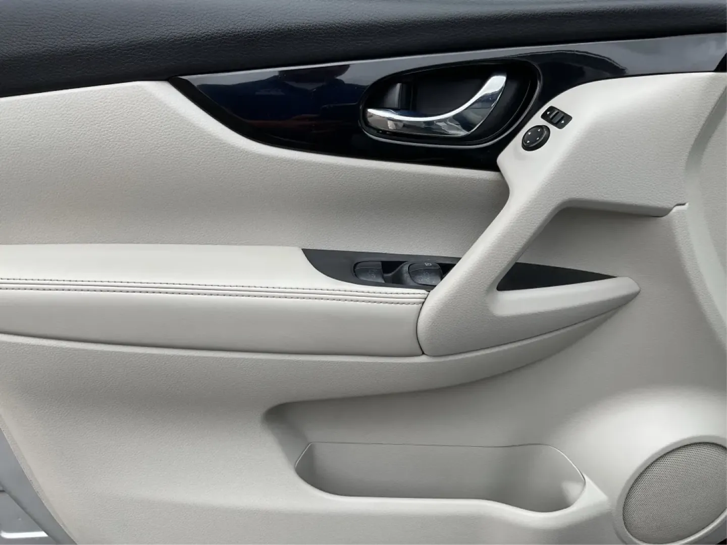 2019 Nissan Rogue SV (JN1BJ1CR3KW) with an 2L I-4 gasoline direct injection engine, located at 4508 South Dixie Dr, Moraine, OH, 45439, (937) 908-9800, 39.689976, -84.218452 - Imagine hitting the open road, the wind in your hair, as you embark on spontaneous weekend adventures or daily commutes-this is the lifestyle that the 2019 Nissan Rogue SV embodies. With its versatile SUV design and impressive features, this vehicle is perfect for anyone looking to elevate their dri - Photo#18