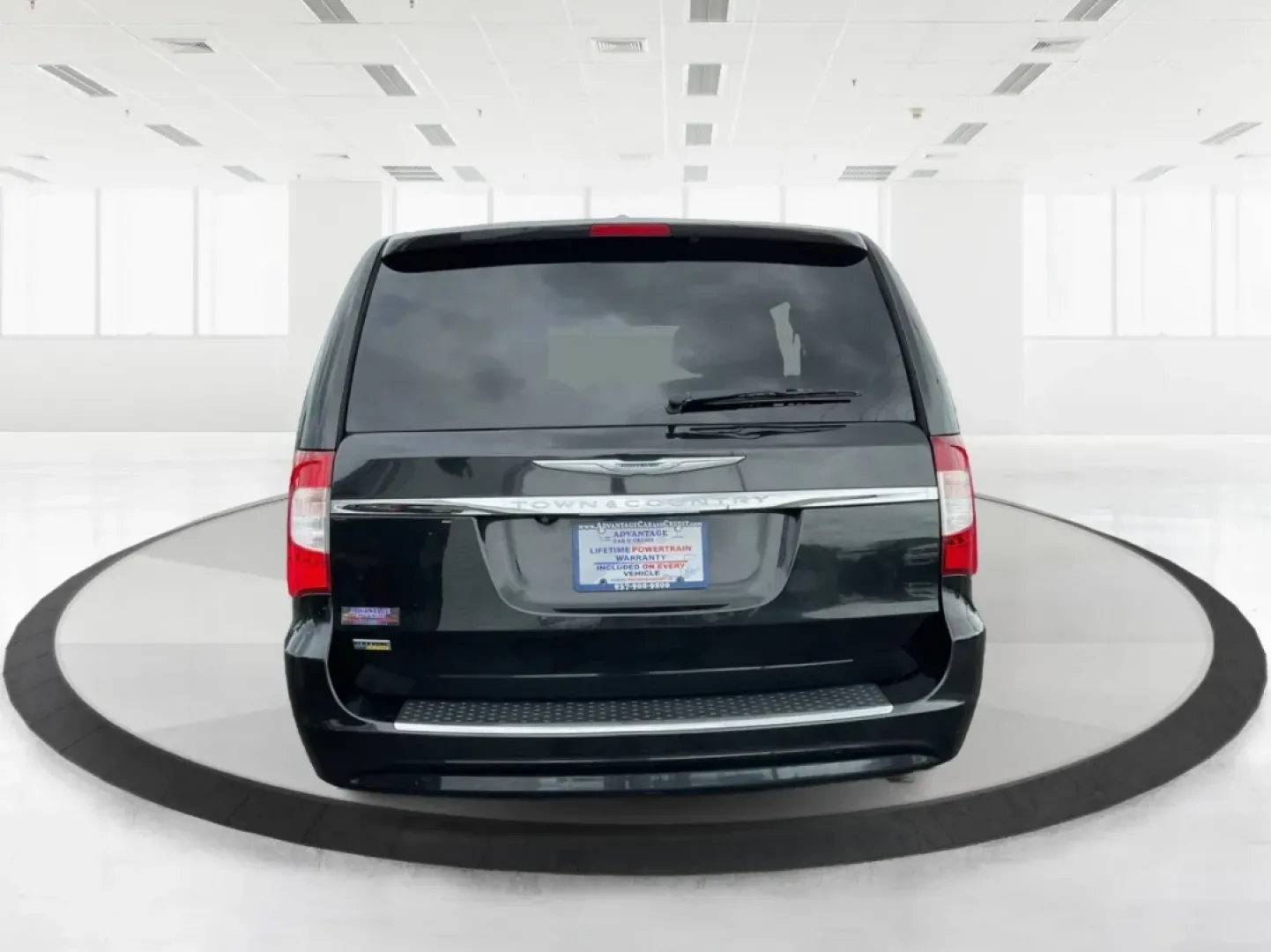 2016 Chrysler Town and Country Touring (2C4RC1BG9GR) with an Pentastar 3.6L V-6 DOHC engine, located at 4508 South Dixie Dr, Moraine, OH, 45439, (937) 908-9800, 39.689976, -84.218452 - **Discover Your Next Family Adventure with the 2016 Chrysler Town and Country Touring!**<br /> <br /> If you're searching for a reliable vehicle that's perfect for family road trips, daily commutes, or weekend getaways, look no further than this stunning 2016 Chrysler Town and Country Touring. W - Photo#3