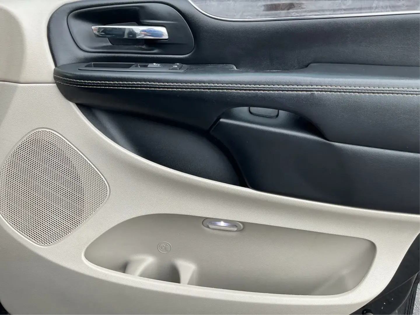2016 Chrysler Town and Country Touring (2C4RC1BG9GR) with an Pentastar 3.6L V-6 DOHC engine, located at 4508 South Dixie Dr, Moraine, OH, 45439, (937) 908-9800, 39.689976, -84.218452 - **Discover Your Next Family Adventure with the 2016 Chrysler Town and Country Touring!**<br /> <br /> If you're searching for a reliable vehicle that's perfect for family road trips, daily commutes, or weekend getaways, look no further than this stunning 2016 Chrysler Town and Country Touring. W - Photo#20