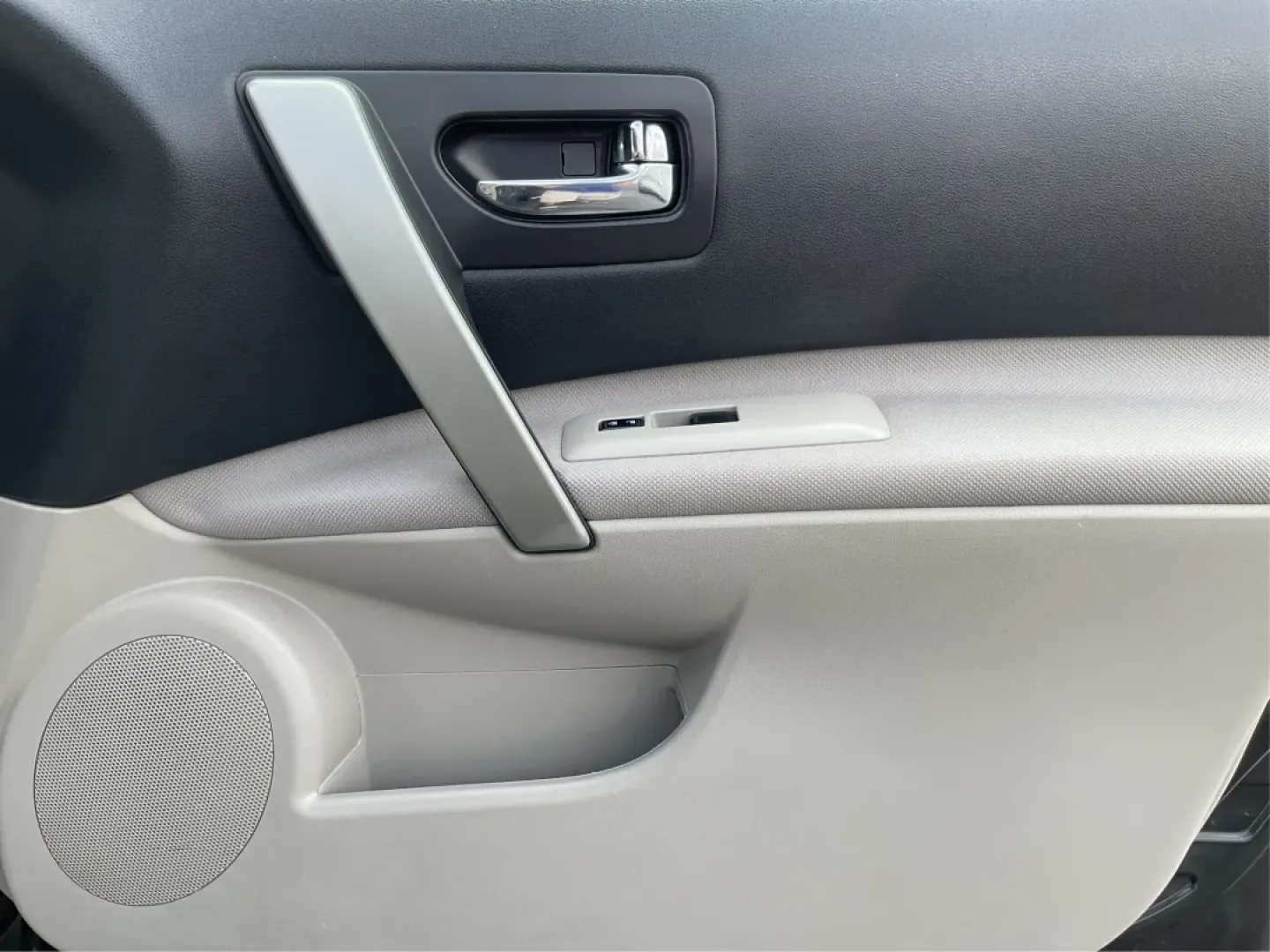 2013 Nissan Rogue SV (JN8AS5MV2DW) with an 2.5L I-4 DOHC engine, located at 1230 East Main St, Xenia, OH, 45385, (937) 908-9800, 39.688026, -83.910172 - **Experience Adventure with This 2013 Nissan Rogue SV at Advantage Car and Credit - Piqua!**<br /> <br /> Are you ready to embark on your next road trip or tackle your daily commute with confidence? The 2013 Nissan Rogue SV is perfect for budget-conscious buyers and growing families alike, offering - Photo#19