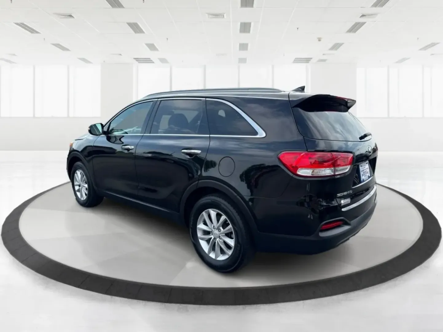 2018 Kia Sorento 2.4L LX (5XYPG4A32JG) with an 2.4L I-4 gasoline direct injection engine, located at 8750 N County Rd 25A, Piqua, OH, 45356, (937) 908-9800, 40.164391, -84.232513 - **Discover the Perfect Family Adventure with the 2018 Kia Sorento at Advantage Car and Credit - Piqua**<br /> <br /> Are you searching for a reliable SUV that seamlessly fits your family's active lifestyle? Look no further! The 2018 Kia Sorento, available now at Advantage Car and Credit in Piqua, OH - Photo#4