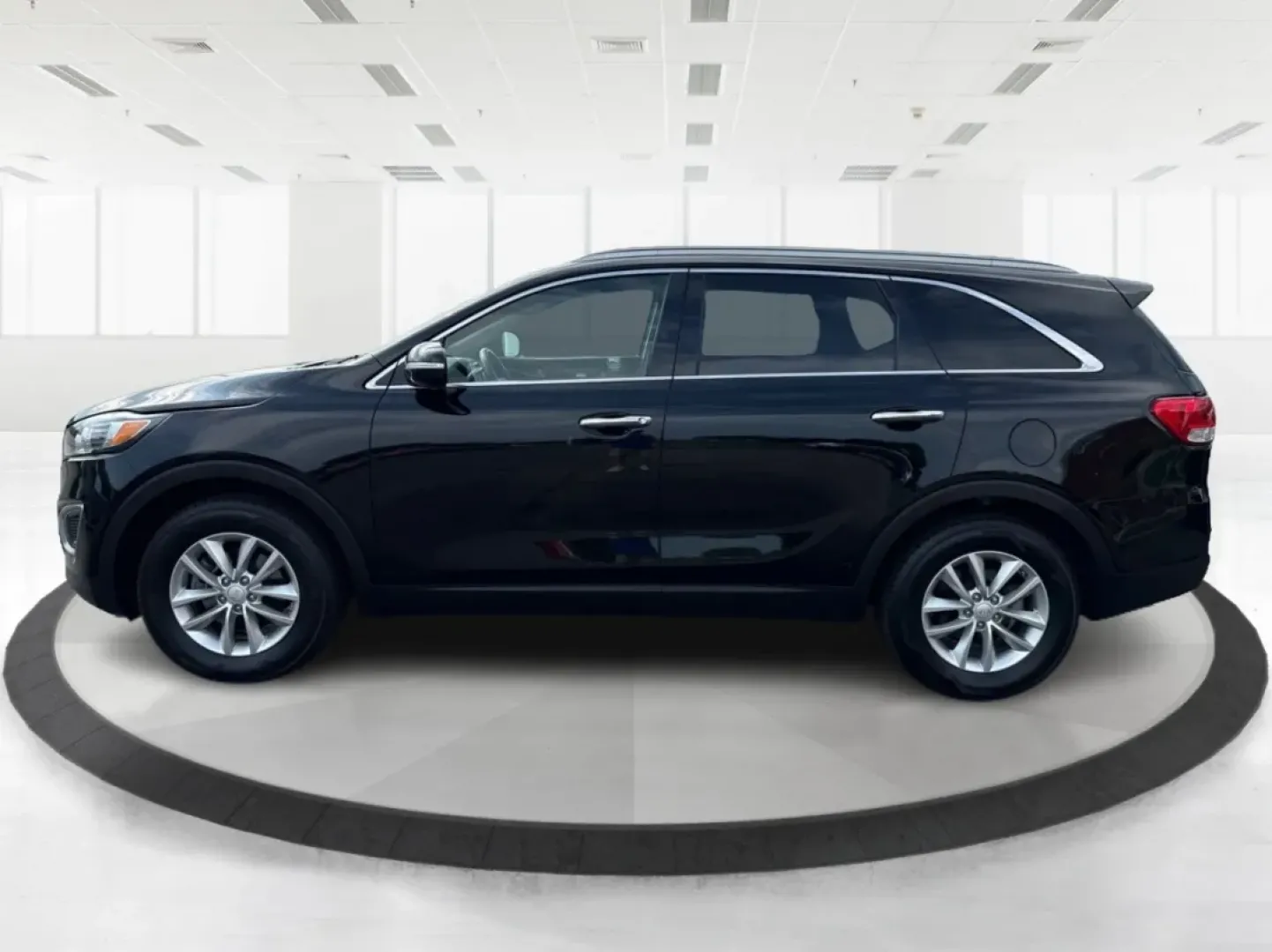 2018 Kia Sorento 2.4L LX (5XYPG4A32JG) with an 2.4L I-4 gasoline direct injection engine, located at 8750 N County Rd 25A, Piqua, OH, 45356, (937) 908-9800, 40.164391, -84.232513 - **Discover the Perfect Family Adventure with the 2018 Kia Sorento at Advantage Car and Credit - Piqua**<br /> <br /> Are you searching for a reliable SUV that seamlessly fits your family's active lifestyle? Look no further! The 2018 Kia Sorento, available now at Advantage Car and Credit in Piqua, OH - Photo#5