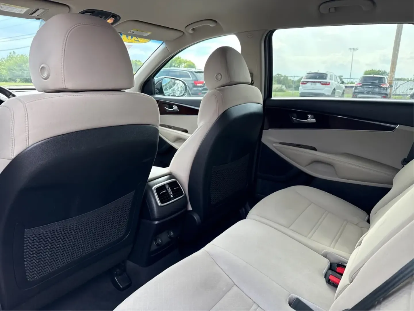 2018 Kia Sorento 2.4L LX (5XYPG4A32JG) with an 2.4L I-4 gasoline direct injection engine, located at 8750 N County Rd 25A, Piqua, OH, 45356, (937) 908-9800, 40.164391, -84.232513 - **Discover the Perfect Family Adventure with the 2018 Kia Sorento at Advantage Car and Credit - Piqua**<br /> <br /> Are you searching for a reliable SUV that seamlessly fits your family's active lifestyle? Look no further! The 2018 Kia Sorento, available now at Advantage Car and Credit in Piqua, OH - Photo#10