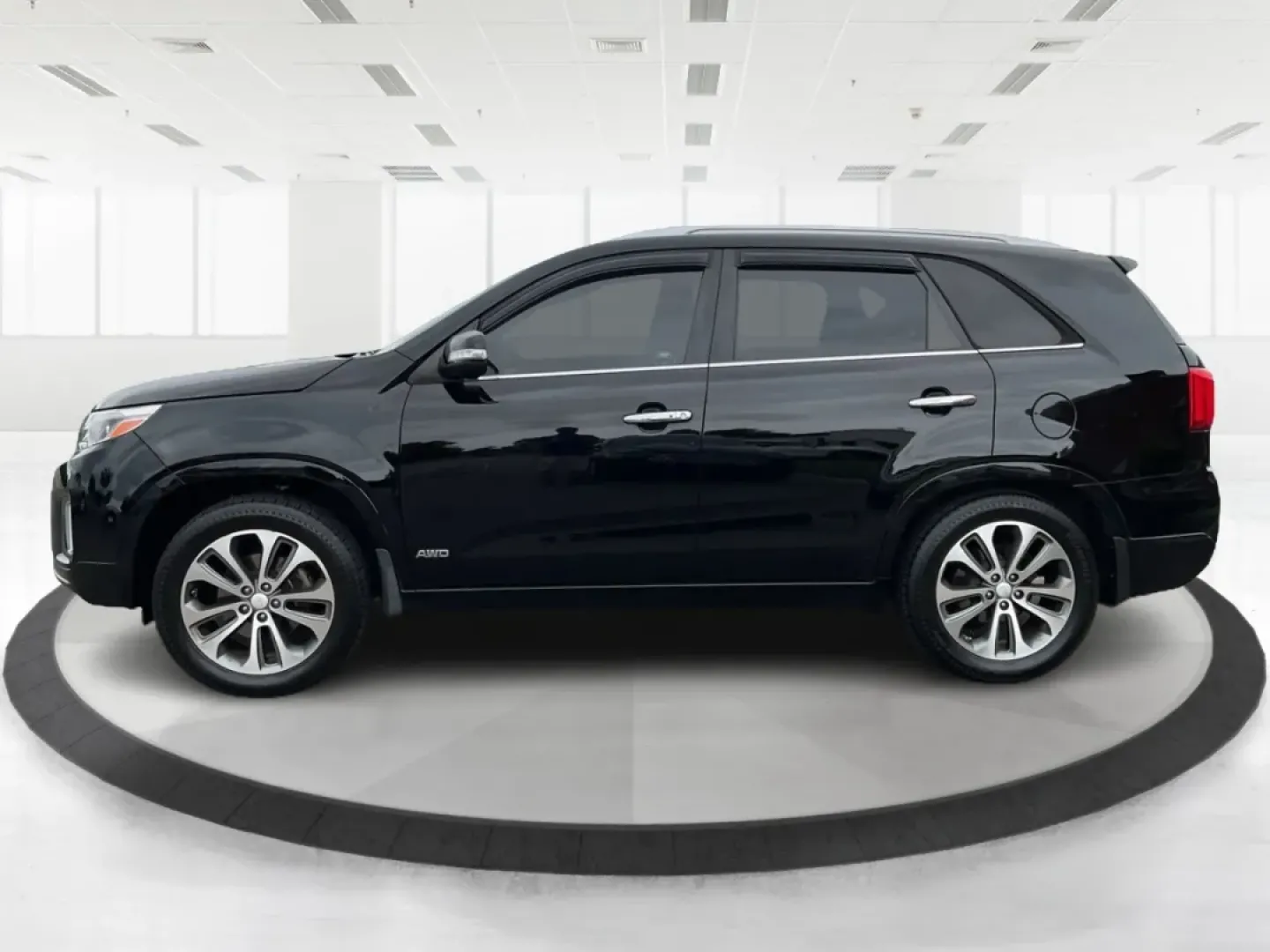 2014 Kia Sorento SX V6 AWD (5XYKWDA72EG) with an 3.3L V6 DOHC 24V engine, 6-Speed Automatic transmission, located at 1184 Kauffman Ave, Fairborn, OH, 45324, (937) 908-9800, 39.807072, -84.030914 - Are you ready to elevate your driving experience and embark on new adventures? Look no further than this stunning 2014 Kia Sorento SX V6 AWD, a robust SUV that's perfect for growing families, weekend explorers, and daily commuters alike. With its impressive blend of comfort, capability, and advanced - Photo#5