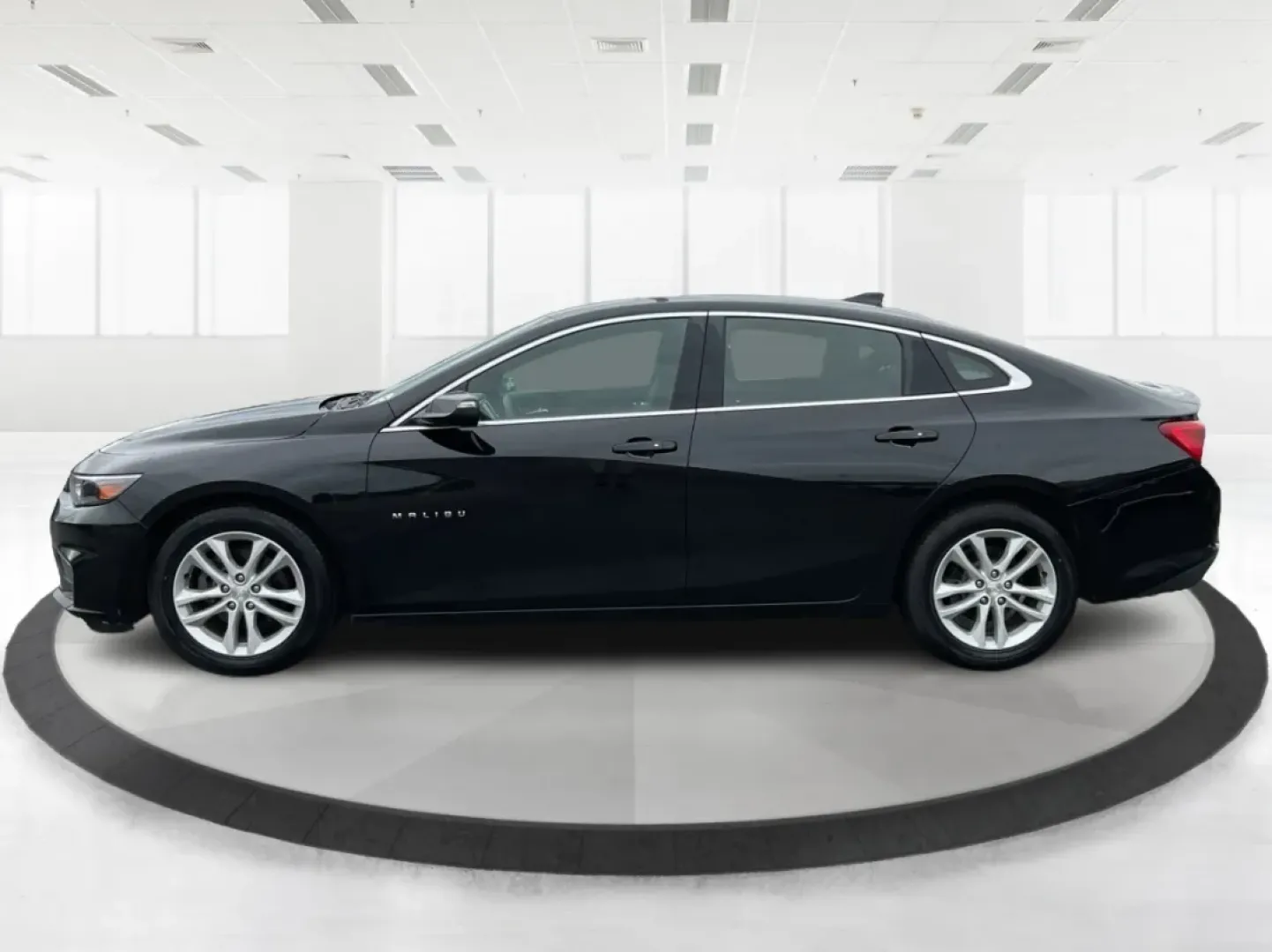 2018 Chevrolet Malibu LT (1G1ZD5ST8JF) with an ECOTEC 1.5L I-4 gasoline direct injection engine, located at 1951 S Dayton Lakeview Rd., New Carlisle, OH, 45344, (937) 908-9800, 39.890999, -84.050255 - **Discover Your Next Adventure with the 2018 Chevrolet Malibu LT at Advantage Car and Credit!**<br /> <br /> Are you ready to elevate your daily commute or family outings with a stylish and reliable sedan? The 2018 Chevrolet Malibu LT is the perfect vehicle for those seeking a balance of comfort, pe - Photo#5