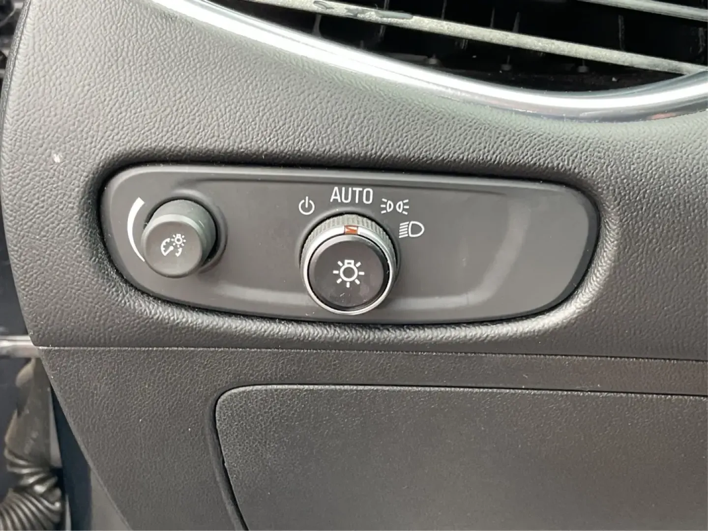 2018 Chevrolet Malibu LT (1G1ZD5ST8JF) with an ECOTEC 1.5L I-4 gasoline direct injection engine, located at 1951 S Dayton Lakeview Rd., New Carlisle, OH, 45344, (937) 908-9800, 39.890999, -84.050255 - **Discover Your Next Adventure with the 2018 Chevrolet Malibu LT at Advantage Car and Credit!**<br /> <br /> Are you ready to elevate your daily commute or family outings with a stylish and reliable sedan? The 2018 Chevrolet Malibu LT is the perfect vehicle for those seeking a balance of comfort, pe - Photo#16