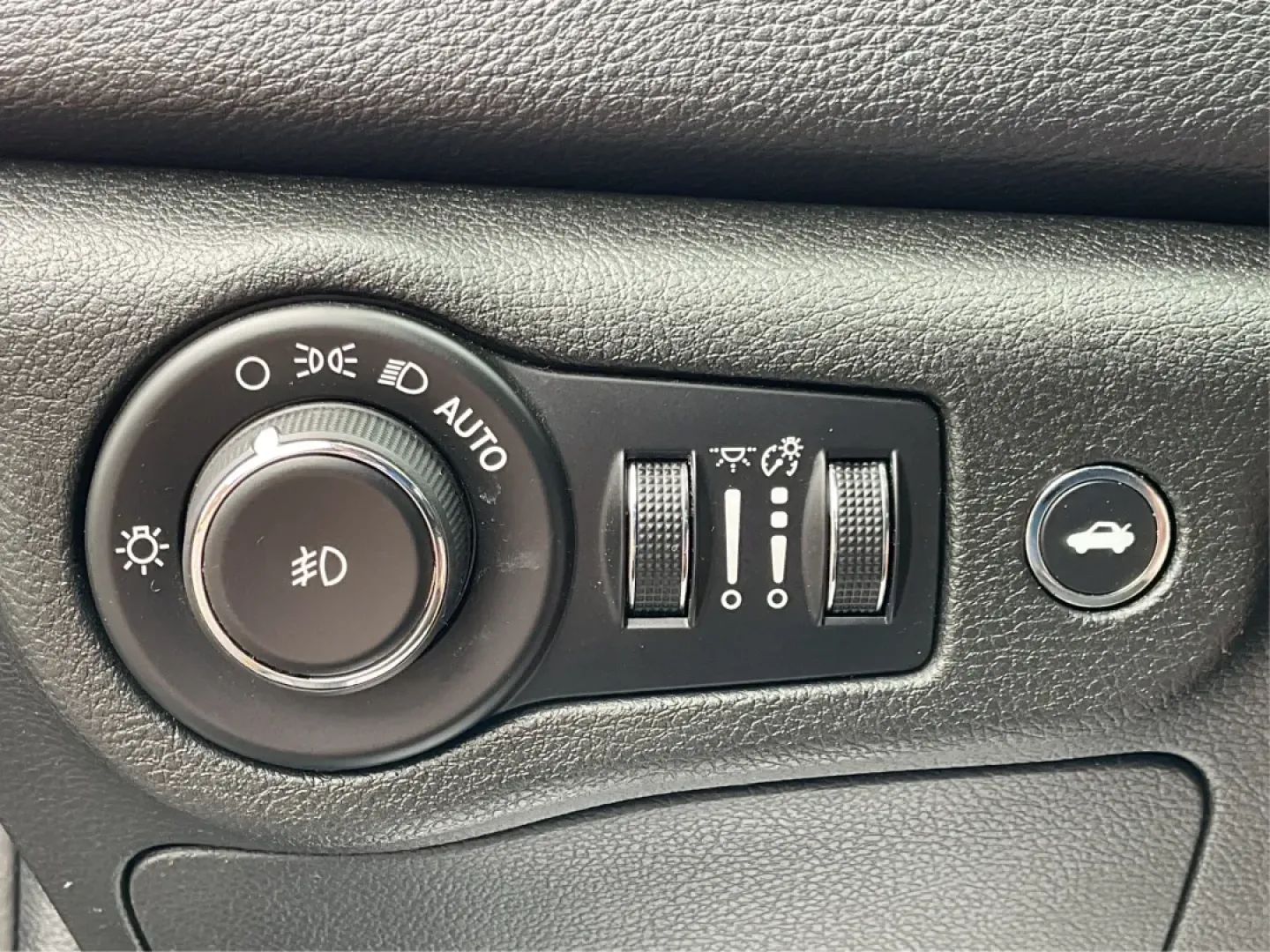 2015 Chrysler 200 S (1C3CCCDG3FN) with an 3.6L V-6 DOHC engine, located at 8750 N County Rd 25A, Piqua, OH, 45356, (937) 908-9800, 40.164391, -84.232513 - **Elevate Your Daily Drive with the 2015 Chrysler 200 S!**<br /> <br /> Are you seeking a reliable and stylish sedan that seamlessly fits into your busy lifestyle? Look no further than the stunning 2015 Chrysler 200 S available at Advantage Car and Credit - Piqua. Perfect for daily commutes, family - Photo#17