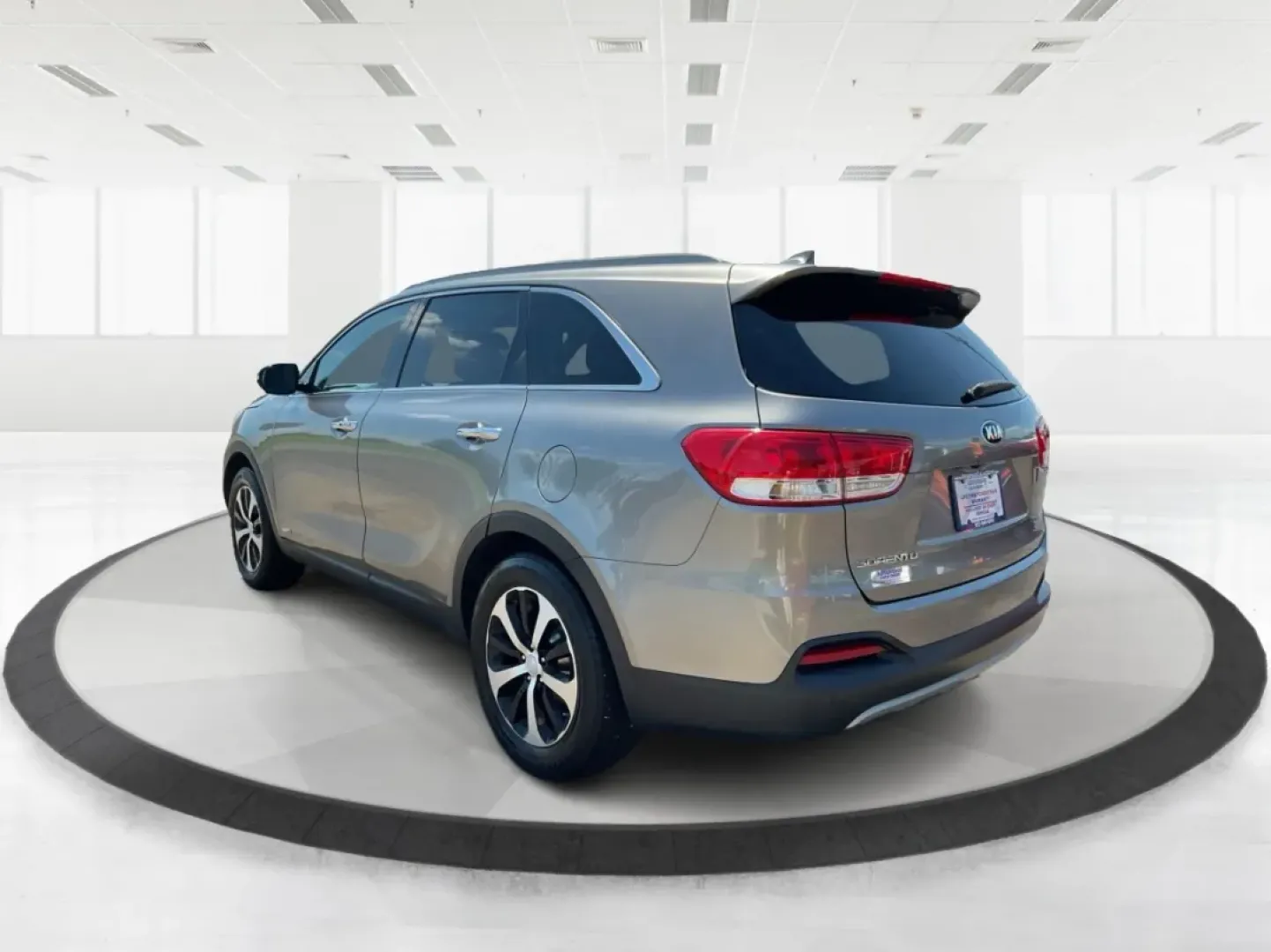 2016 Kia Sorento 2.0T EX (5XYPHDA16GG) with an 2L I-4 gasoline direct injection engine, located at 4508 South Dixie Dr, Moraine, OH, 45439, (937) 908-9800, 39.689976, -84.218452 - **Adventure Awaits with the 2016 Kia Sorento - Your Ideal Family SUV!**<br /> <br /> Are you searching for the perfect blend of comfort, style, and versatility for your family adventures? Look no further than the 2016 Kia Sorento, now available at Advantage Car and Credit in Moraine, OH. This SUV is - Photo#4