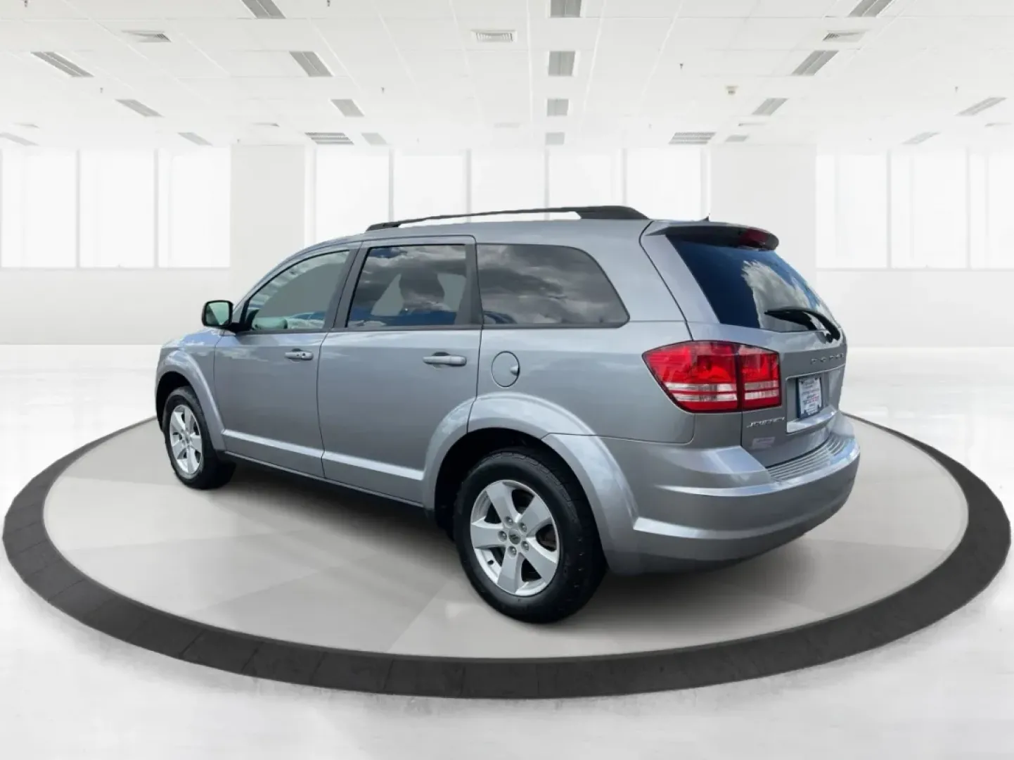 2018 Dodge Journey SE (3C4PDCAB1JT) with an Tigershark MultiAir 2.4L I-4 DOHC engine, located at 1184 Kauffman Ave, Fairborn, OH, 45324, (937) 908-9800, 39.807072, -84.030914 - **Discover Your Next Adventure with the 2018 Dodge Journey SE at Advantage Car and Credit - Fairborn!**<br /> <br /> Are you ready to elevate your family adventures or conquer daily commutes? The 2018 Dodge Journey SE is designed for those who seek versatility, comfort, and space without sacrificing - Photo#4