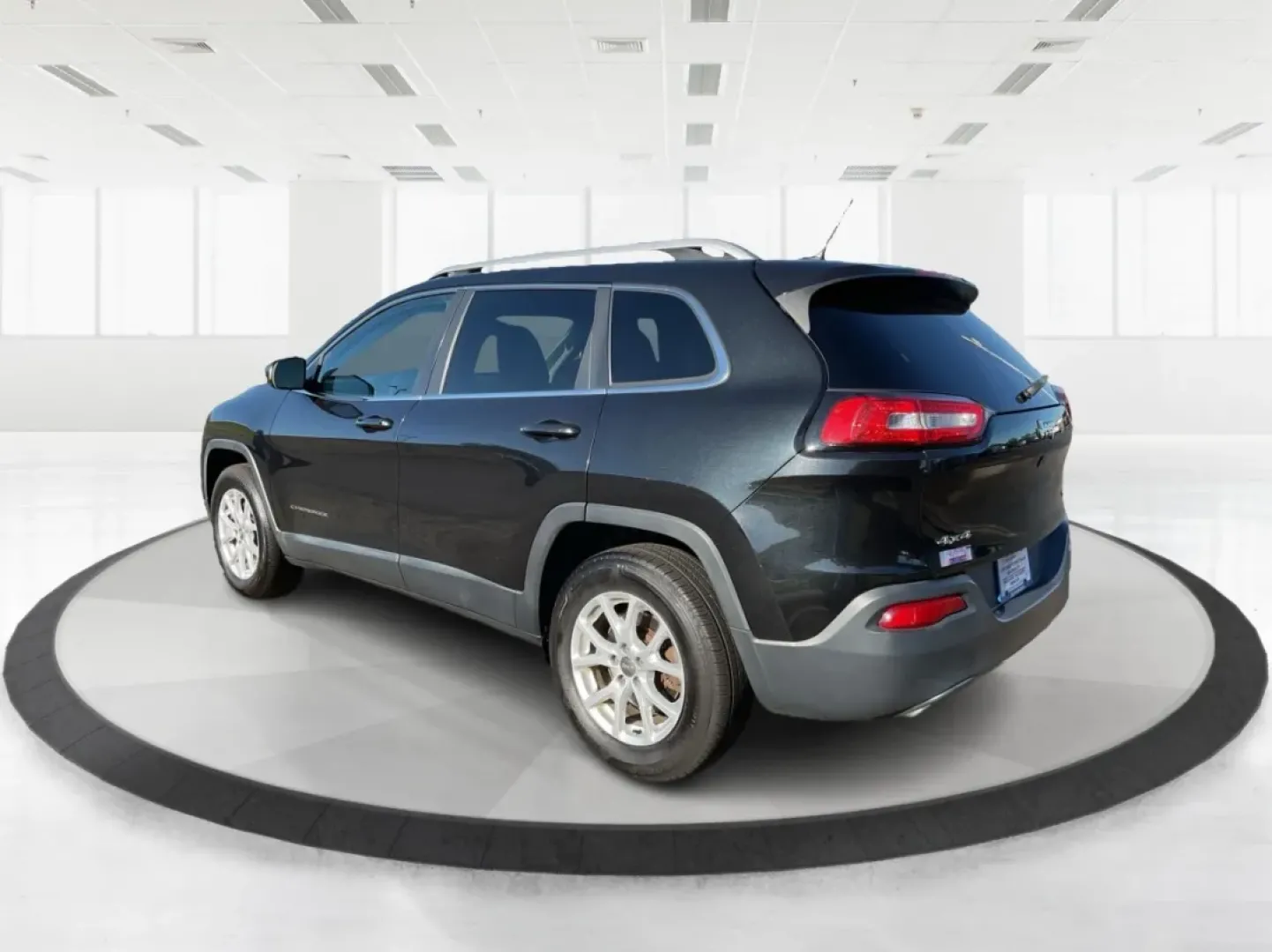 2015 Jeep Cherokee Latitude (1C4PJMCS3FW) with an Other engine, located at 4508 South Dixie Dr, Moraine, OH, 45439, (937) 908-9800, 39.689976, -84.218452 - **Adventure Awaits with Your New 2015 Jeep Cherokee Latitude at Advantage Car and Credit - Moraine!**<br /> <br /> Are you ready to elevate your lifestyle with a versatile vehicle designed for both urban driving and weekend escapades? Look no further than the stunning 2015 Jeep Cherokee Latitude, av - Photo#4