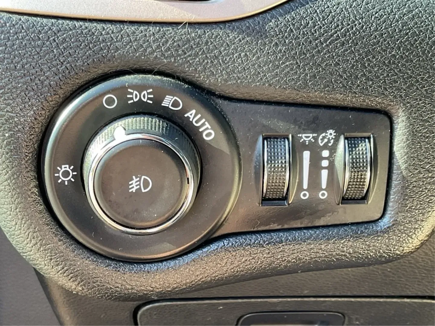 2015 Jeep Cherokee Latitude (1C4PJMCS3FW) with an Other engine, located at 4508 South Dixie Dr, Moraine, OH, 45439, (937) 908-9800, 39.689976, -84.218452 - **Adventure Awaits with Your New 2015 Jeep Cherokee Latitude at Advantage Car and Credit - Moraine!**<br /> <br /> Are you ready to elevate your lifestyle with a versatile vehicle designed for both urban driving and weekend escapades? Look no further than the stunning 2015 Jeep Cherokee Latitude, av - Photo#17