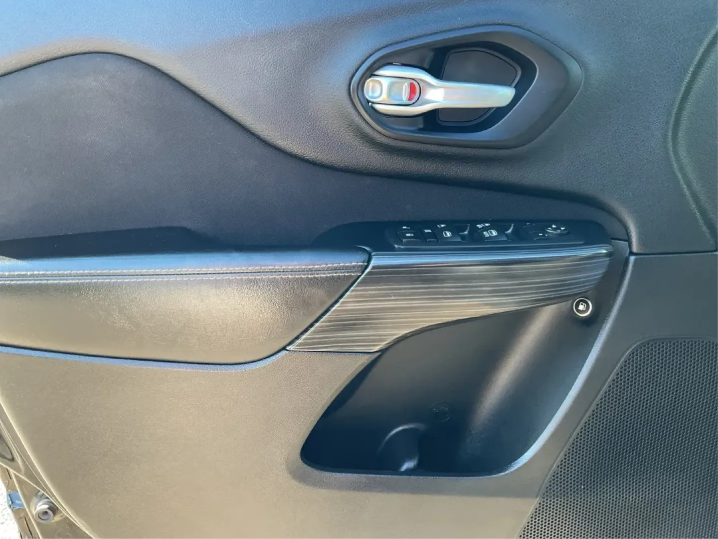 2015 Jeep Cherokee Latitude (1C4PJMCS3FW) with an Other engine, located at 4508 South Dixie Dr, Moraine, OH, 45439, (937) 908-9800, 39.689976, -84.218452 - **Adventure Awaits with Your New 2015 Jeep Cherokee Latitude at Advantage Car and Credit - Moraine!**<br /> <br /> Are you ready to elevate your lifestyle with a versatile vehicle designed for both urban driving and weekend escapades? Look no further than the stunning 2015 Jeep Cherokee Latitude, av - Photo#18