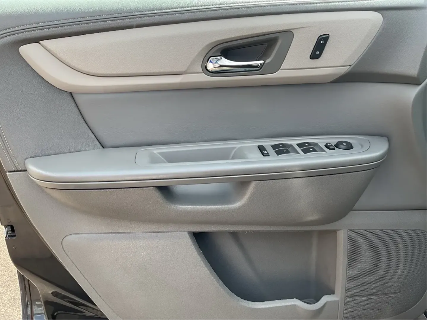 2015 Chevrolet Traverse 1LT (1GNKVGKD5FJ) with an 3.6L V-6 gasoline direct injection engine, located at 8750 N County Rd 25A, Piqua, OH, 45356, (937) 908-9800, 40.164391, -84.232513 - ### 2015 Chevrolet Traverse 1LT: Your Family's Adventure Ready Vehicle!<br /> <br /> Are you ready to elevate your family adventures or tackle daily commutes with ease? The 2015 Chevrolet Traverse 1LT is here to meet all your needs! This spacious and versatile SUV is perfect for growing families, id - Photo#19