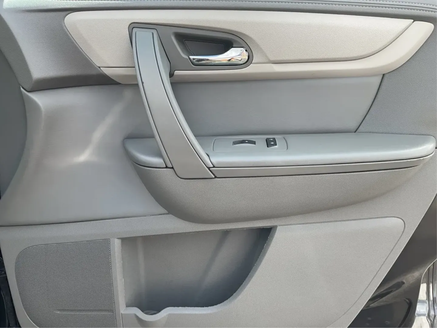 2015 Chevrolet Traverse 1LT (1GNKVGKD5FJ) with an 3.6L V-6 gasoline direct injection engine, located at 8750 N County Rd 25A, Piqua, OH, 45356, (937) 908-9800, 40.164391, -84.232513 - ### 2015 Chevrolet Traverse 1LT: Your Family's Adventure Ready Vehicle!<br /> <br /> Are you ready to elevate your family adventures or tackle daily commutes with ease? The 2015 Chevrolet Traverse 1LT is here to meet all your needs! This spacious and versatile SUV is perfect for growing families, id - Photo#20