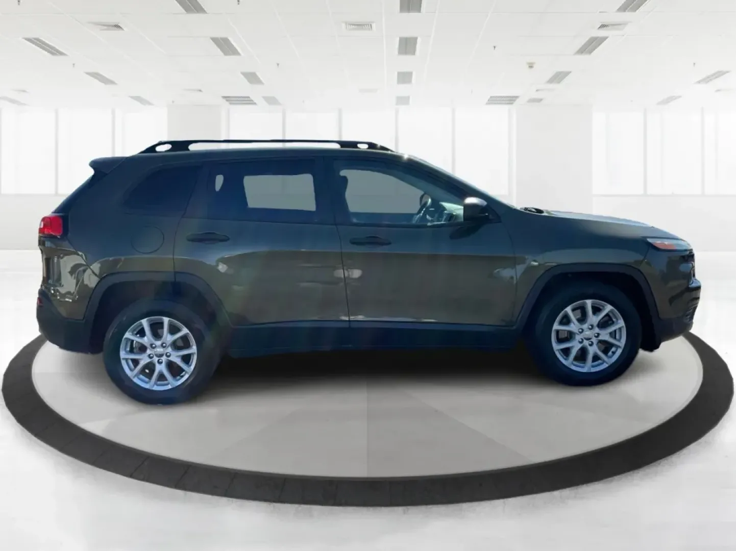 2015 Jeep Cherokee Sport (1C4PJLAB4FW) with an Other engine, located at 4508 South Dixie Dr, Moraine, OH, 45439, (937) 908-9800, 39.689976, -84.218452 - **Adventure Awaits: Discover the 2015 Jeep Cherokee Sport at Advantage Car and Credit Moraine, OH**<br /> <br /> Are you ready to take on the road with confidence? Whether you're a busy parent looking for a reliable family vehicle, an adventurer craving weekend getaways, or a commuter seeking comfo - Photo#1